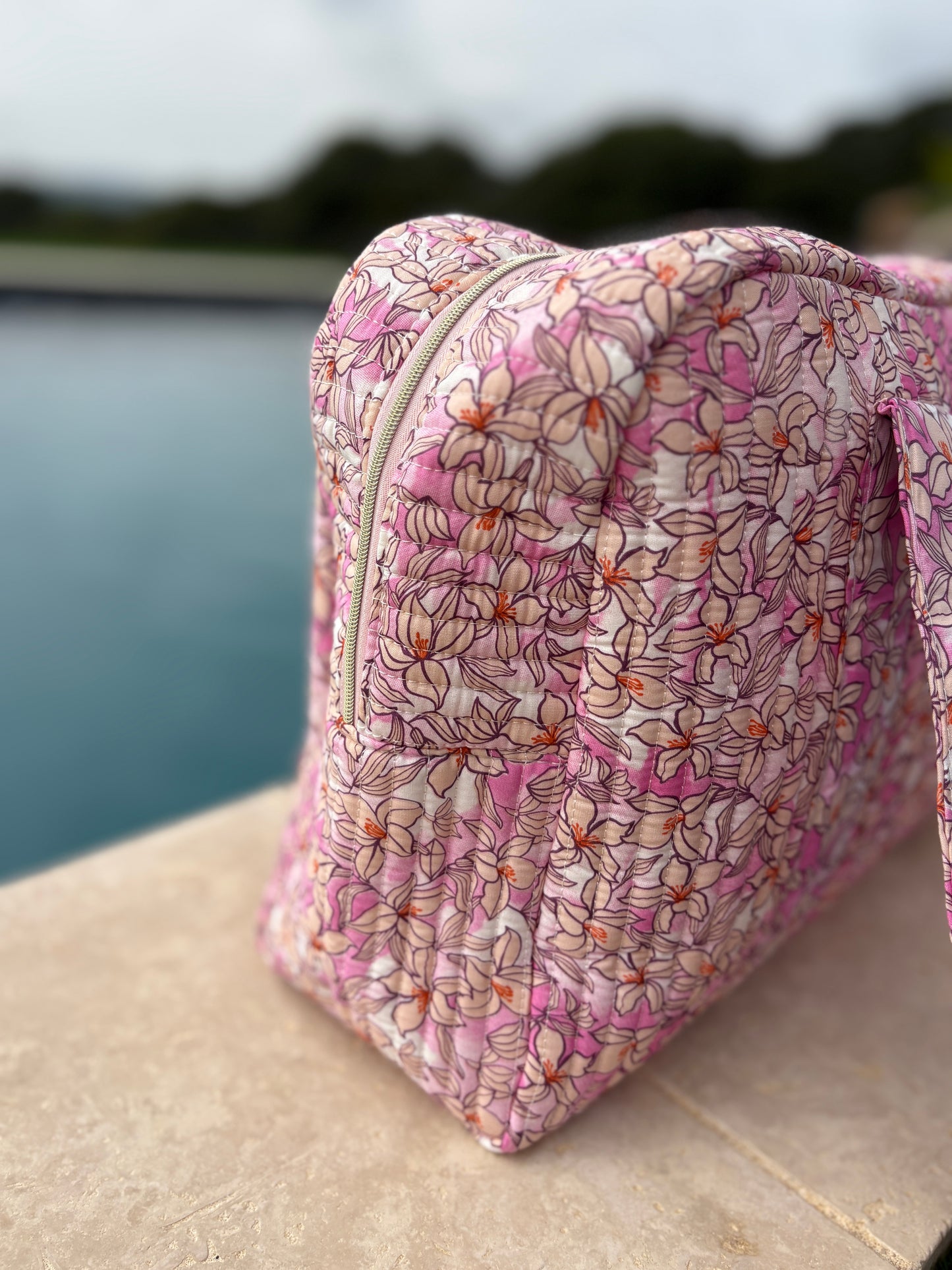 Sac week-end polochon en coton matelassé rose liberty fleuri rose et taupe