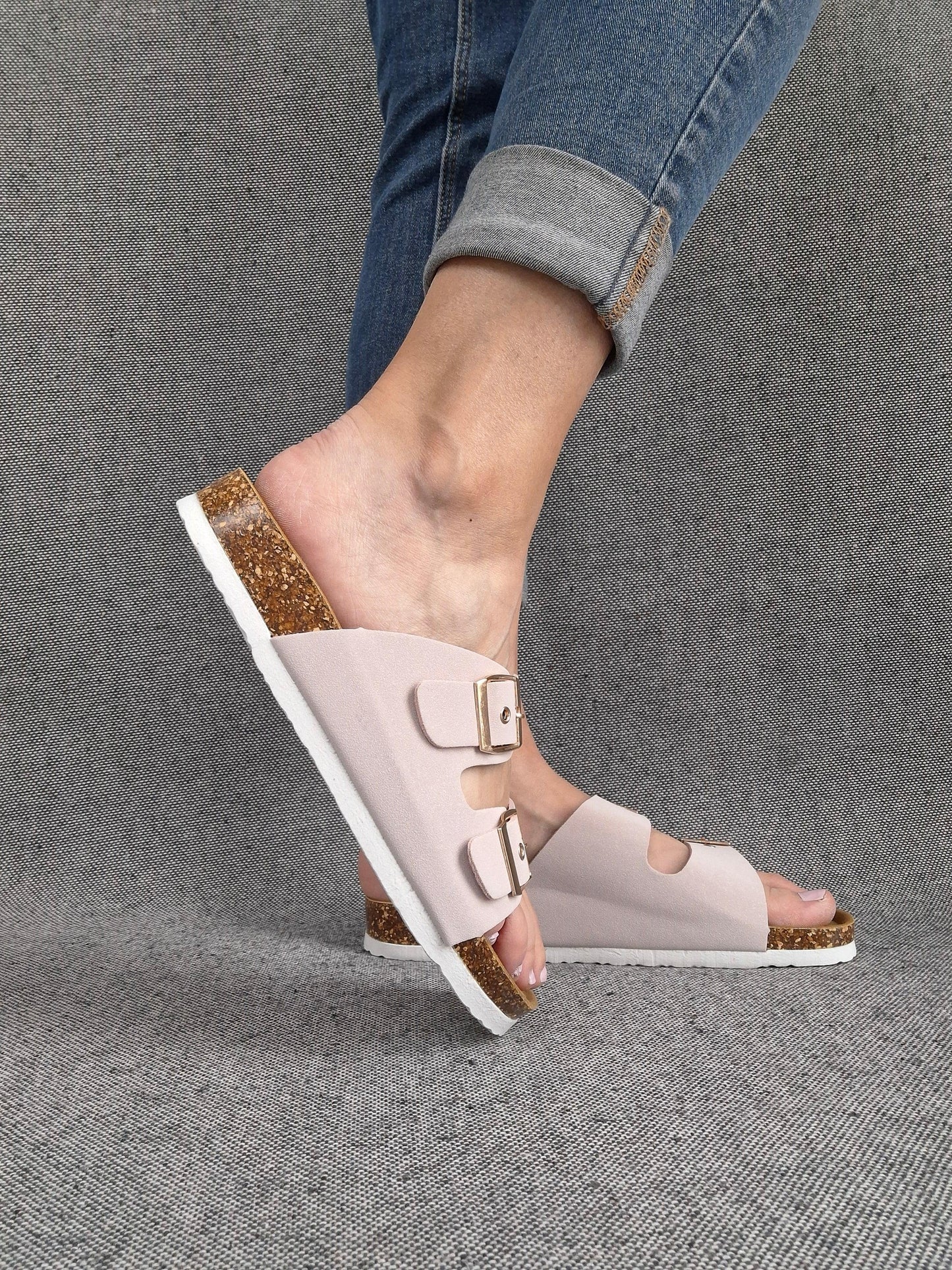 Sandalias planas doble tira rosa pastel con hebillas metálicas estilo Birkenstock