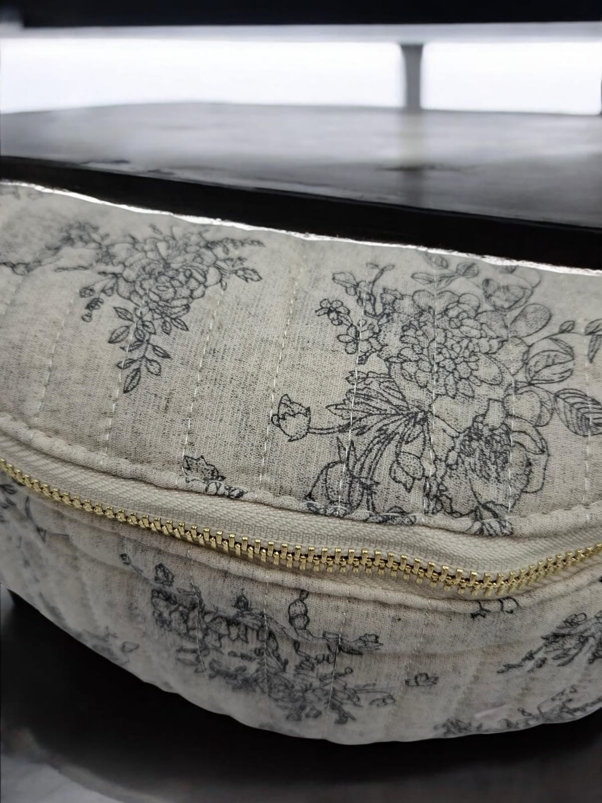 Sac banane en coton matelassé liberty blanc motif floral gris