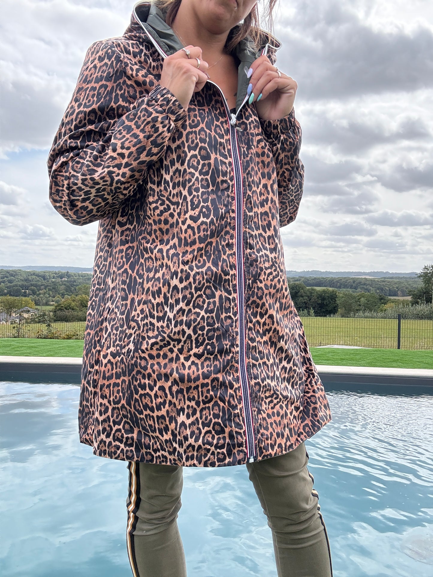 New Lolo - Imperméable réversible long sans garnissage ouate couleur kaki/léopard - Curvy