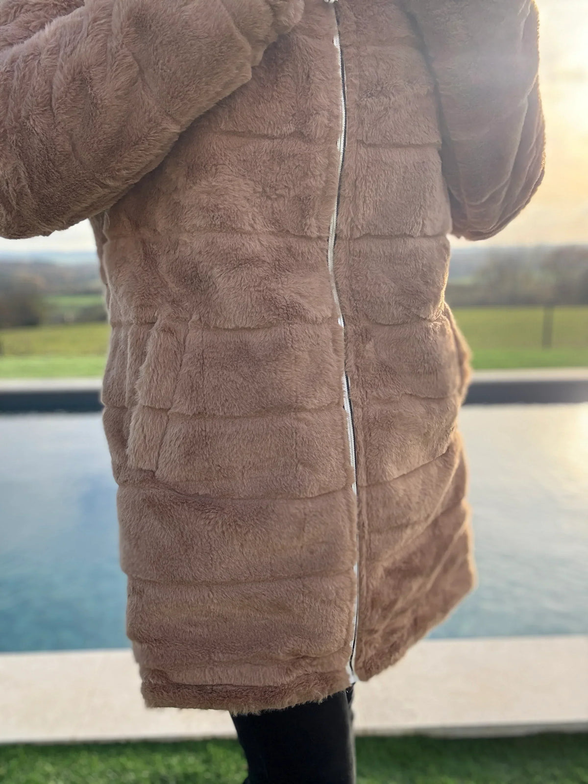 Parka longue réversible femme New Lolo de Le Petit Placard, manteau camel fourré imperméable avec cordon à la taille.
