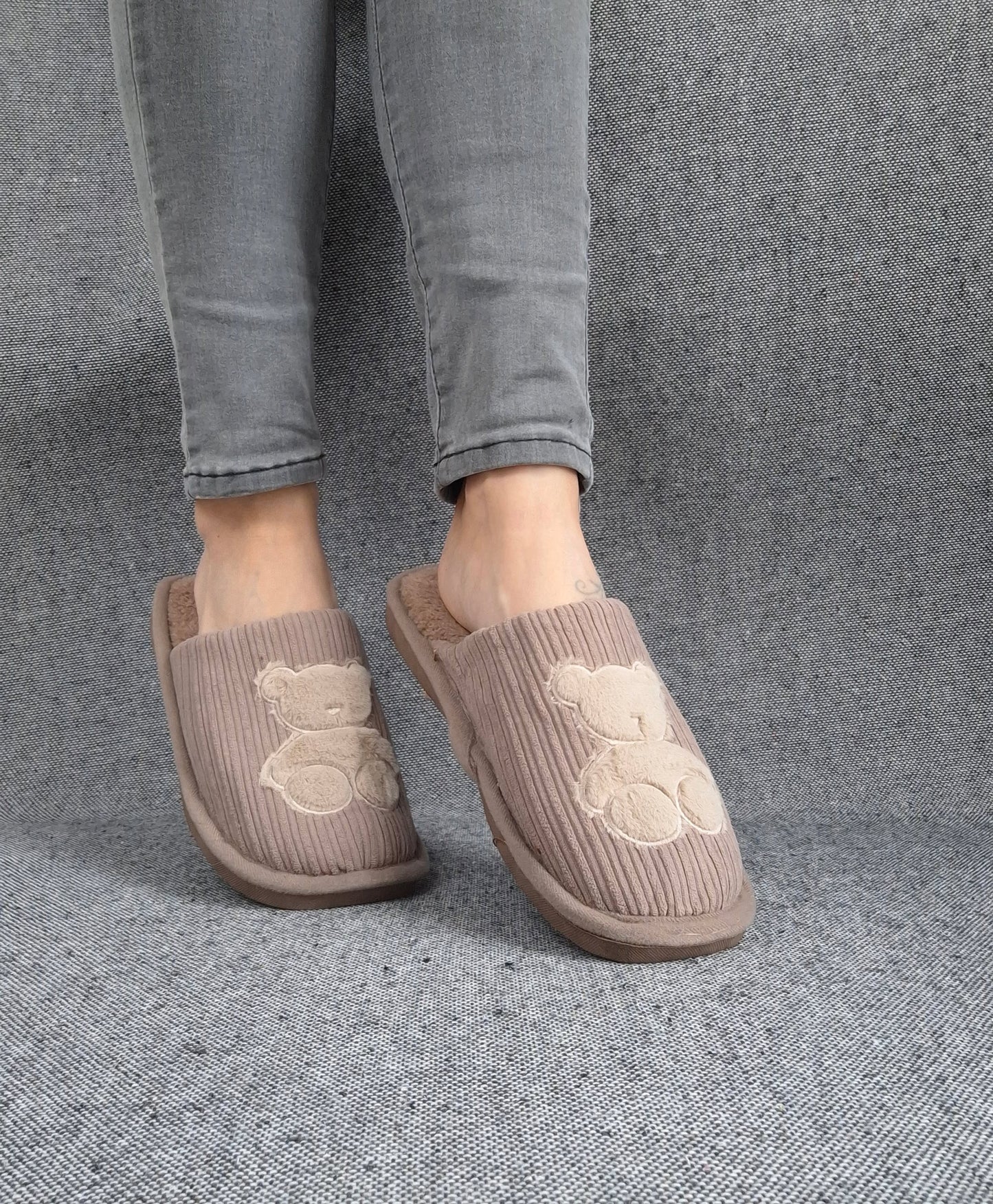Chaussons fourrés marron en tissu avec motif ours