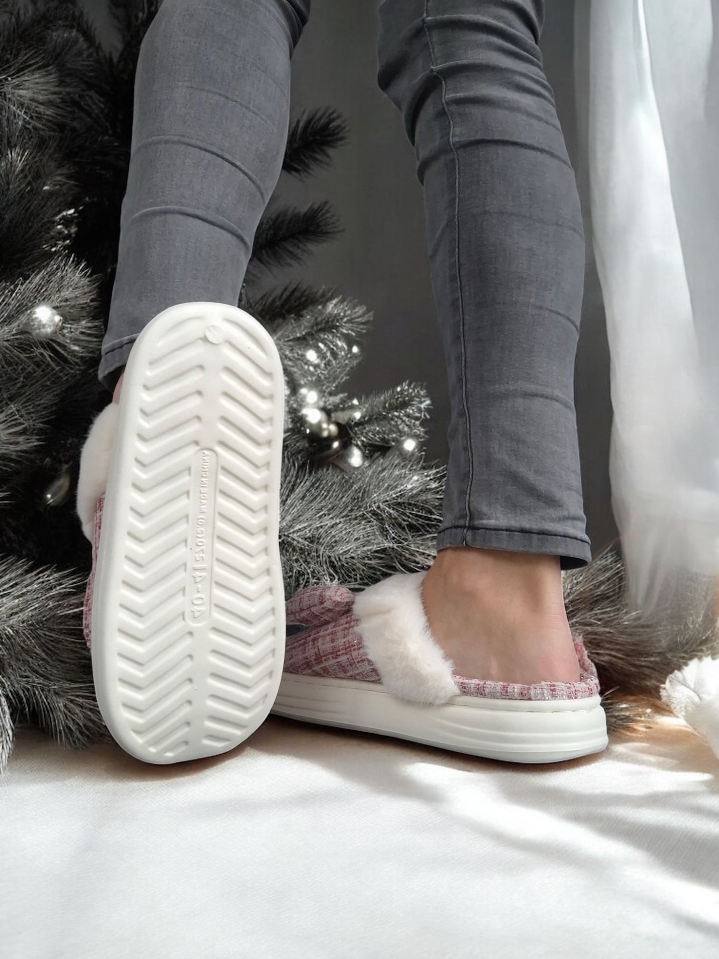 Chaussons fourrés rouge et blanc en tissu à carreaux avec noeud