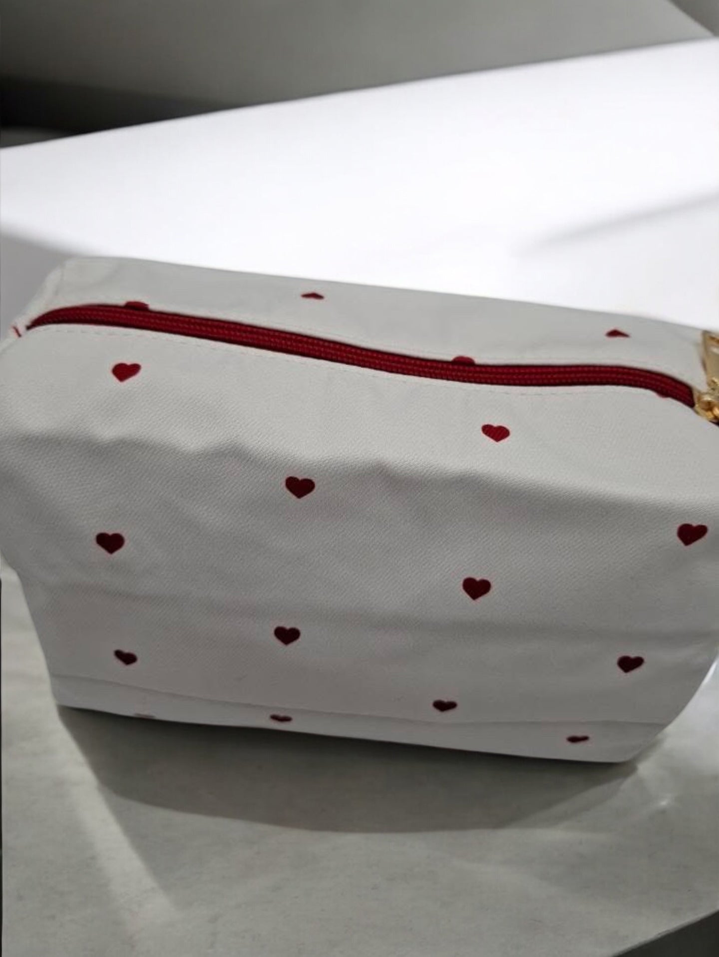 Trousse en tissu imperméable blanc motifs cœurs rouges