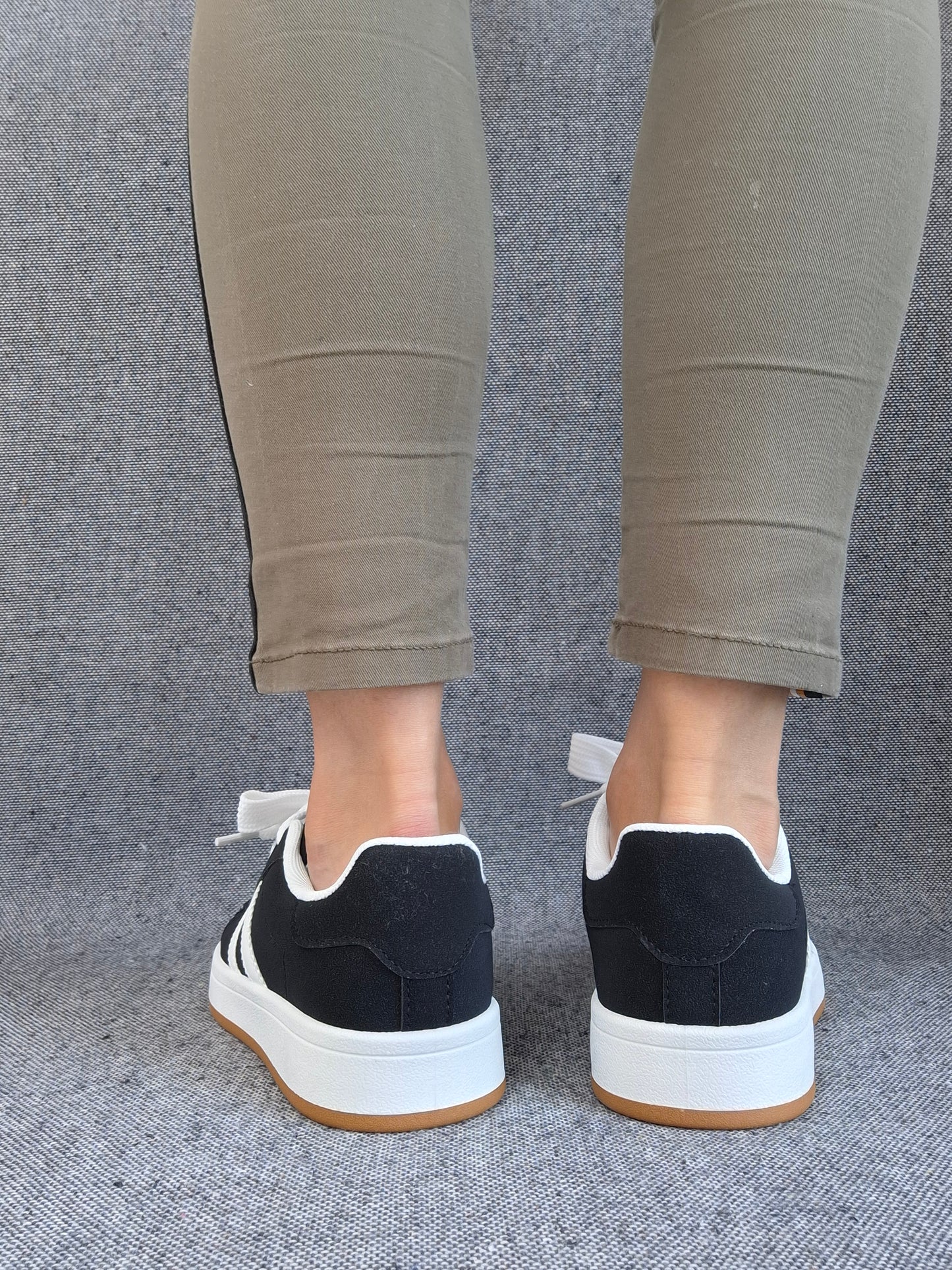 Chaussures baskets basses noires à rayures blanches style sneakers campus
