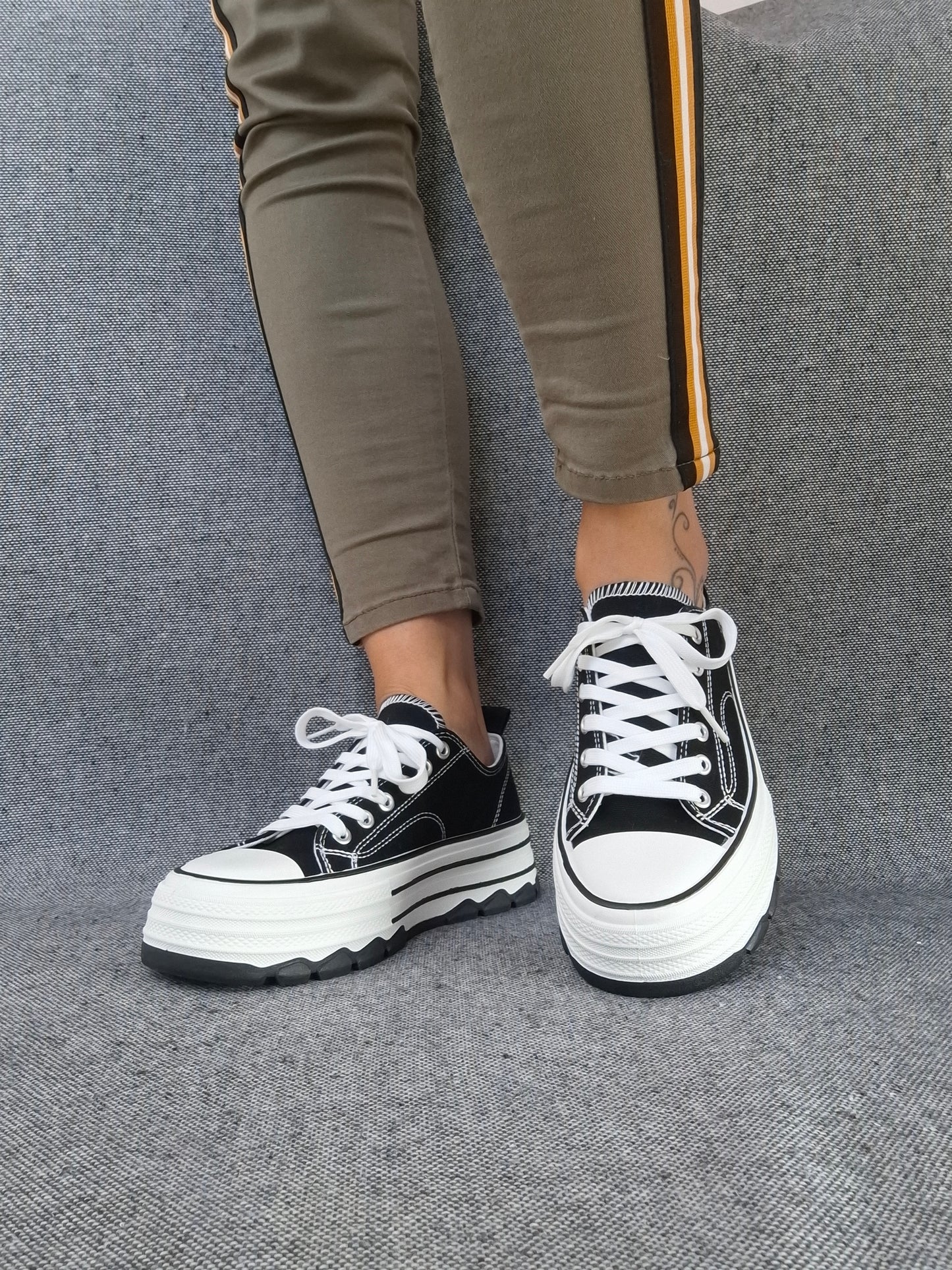 Chaussures baskets noires et blanches semelles plate-forme tout terrain style converse