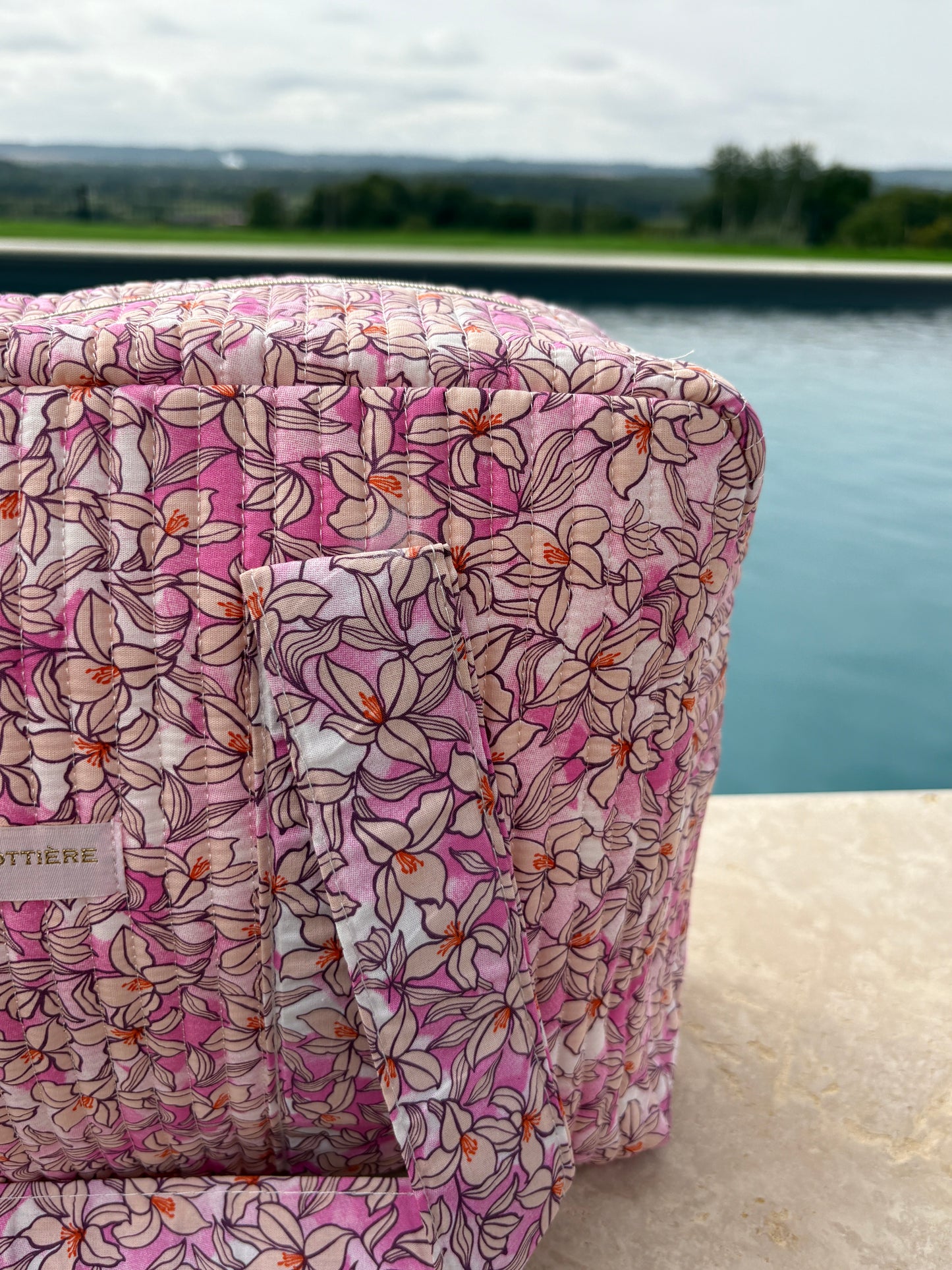 Sac week-end polochon en coton matelassé rose liberty fleuri rose et taupe