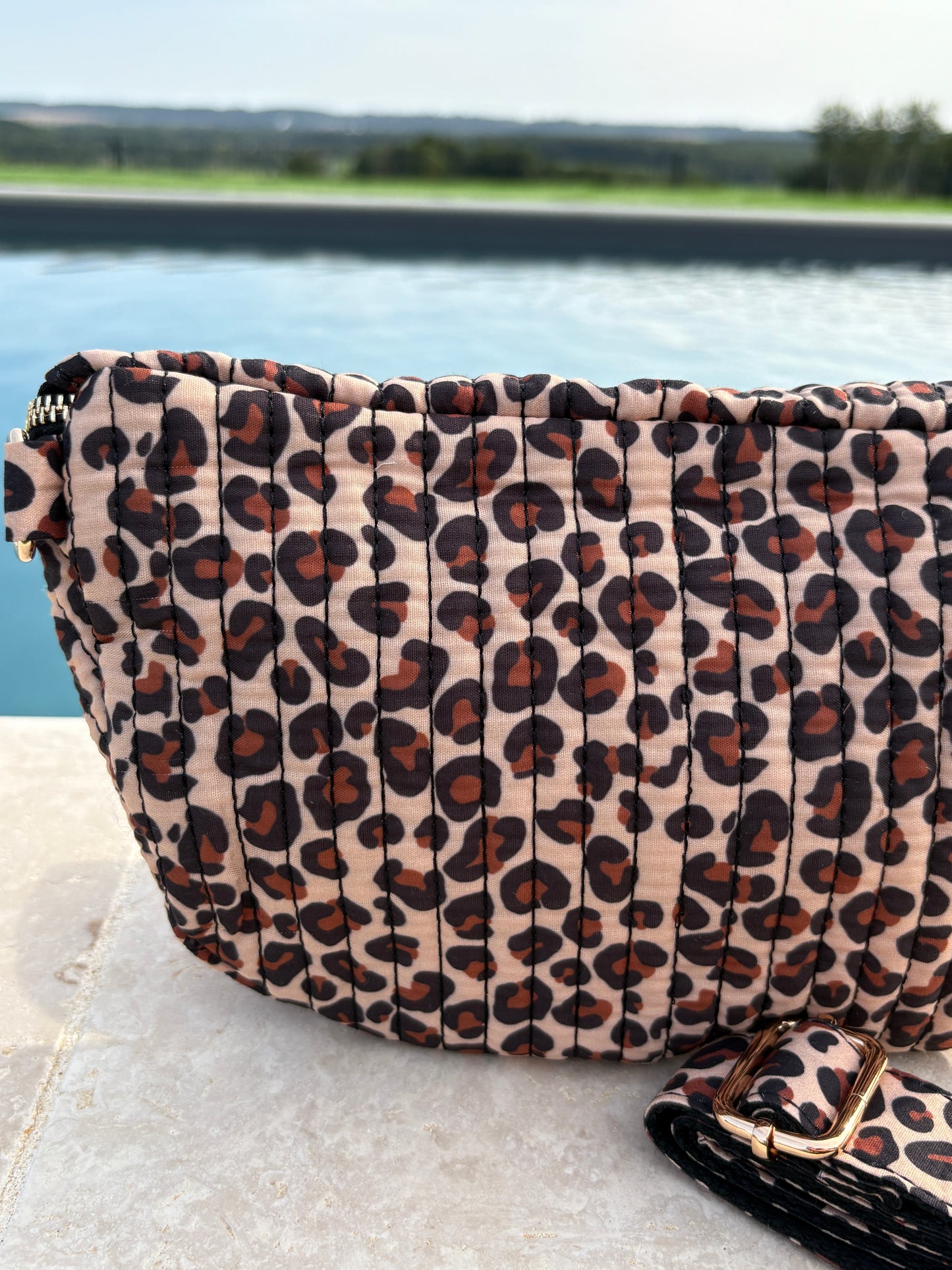 Sac banane tissu coton matelassé imprimé léopard beige marron