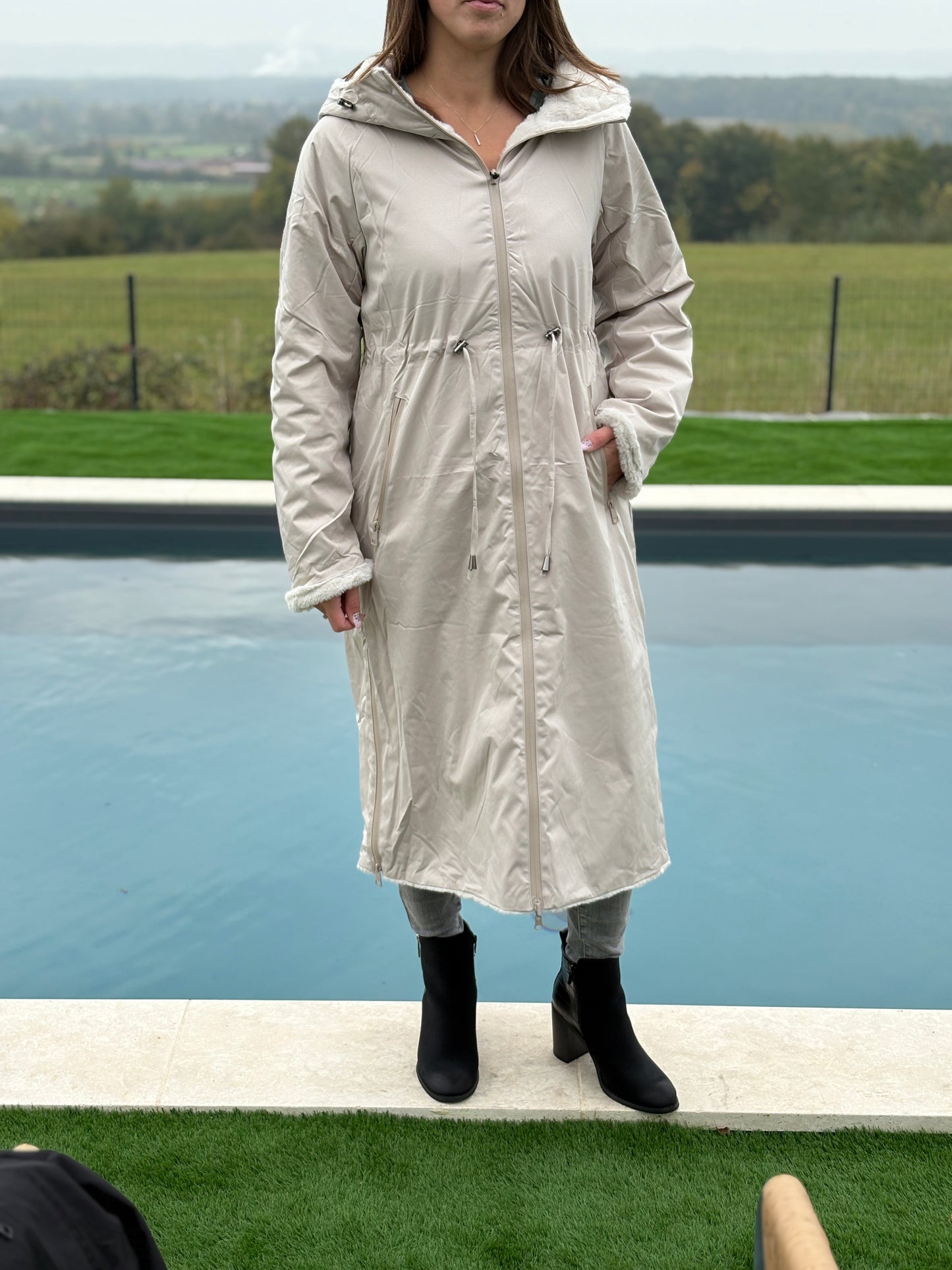Melya Melody - Manteau long réversible blanc crème fausse fourrure avec capuche et cordons de serrage à la taille