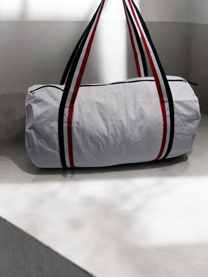 Sac polochon en tissu coton blanc détails rayés tricolores