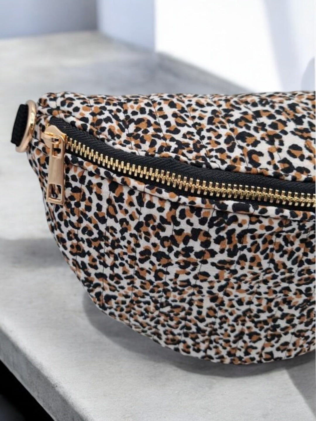 Sac banane beige motifs léopard matelassé en coton