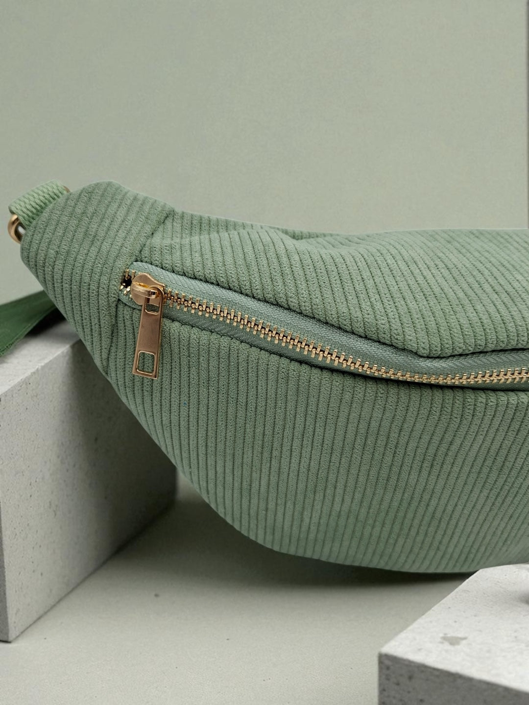Sac banane velours cotelé vert d’eau