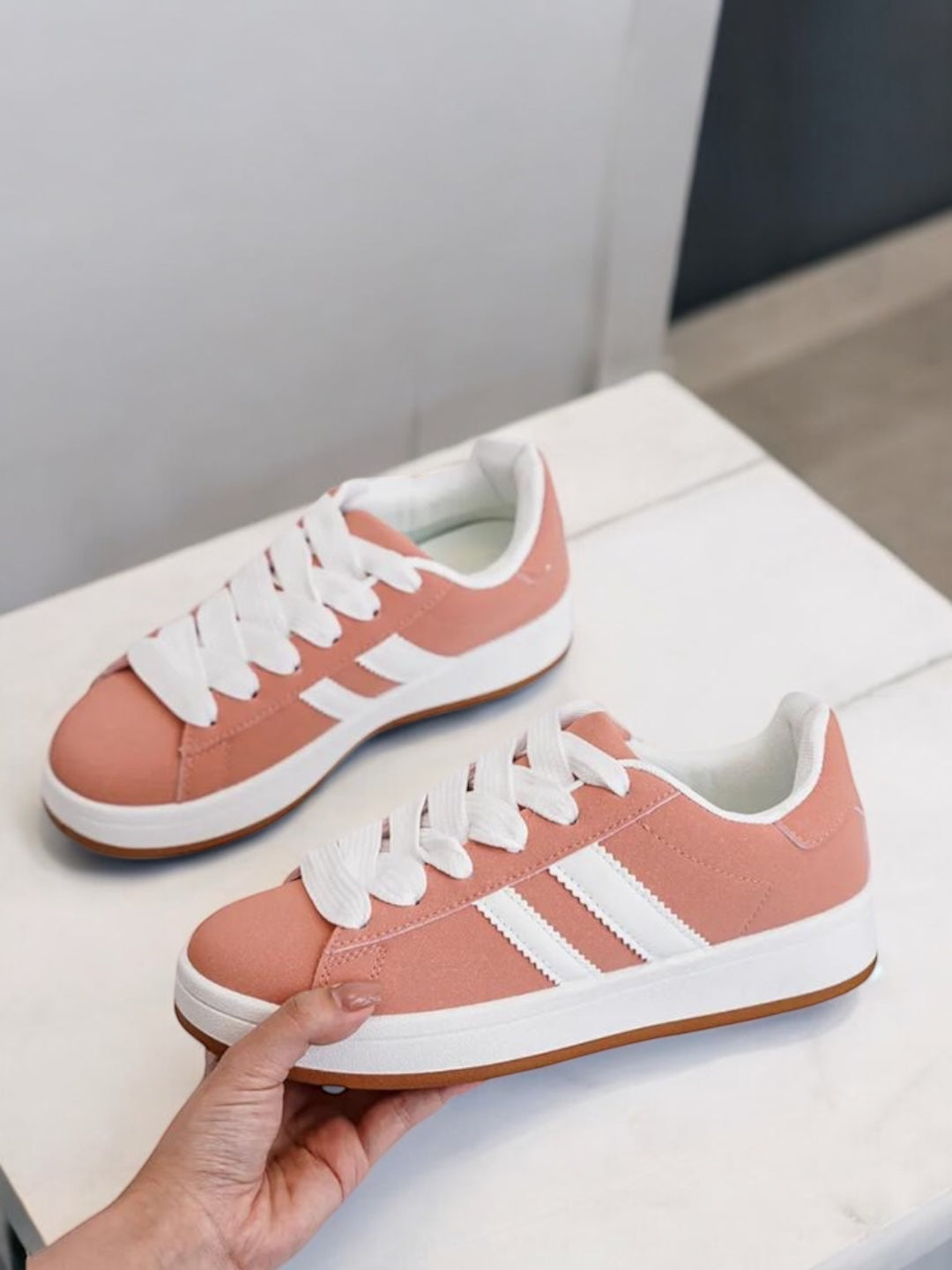Chaussures baskets basses corail avec bandes blanches style sneakers campus