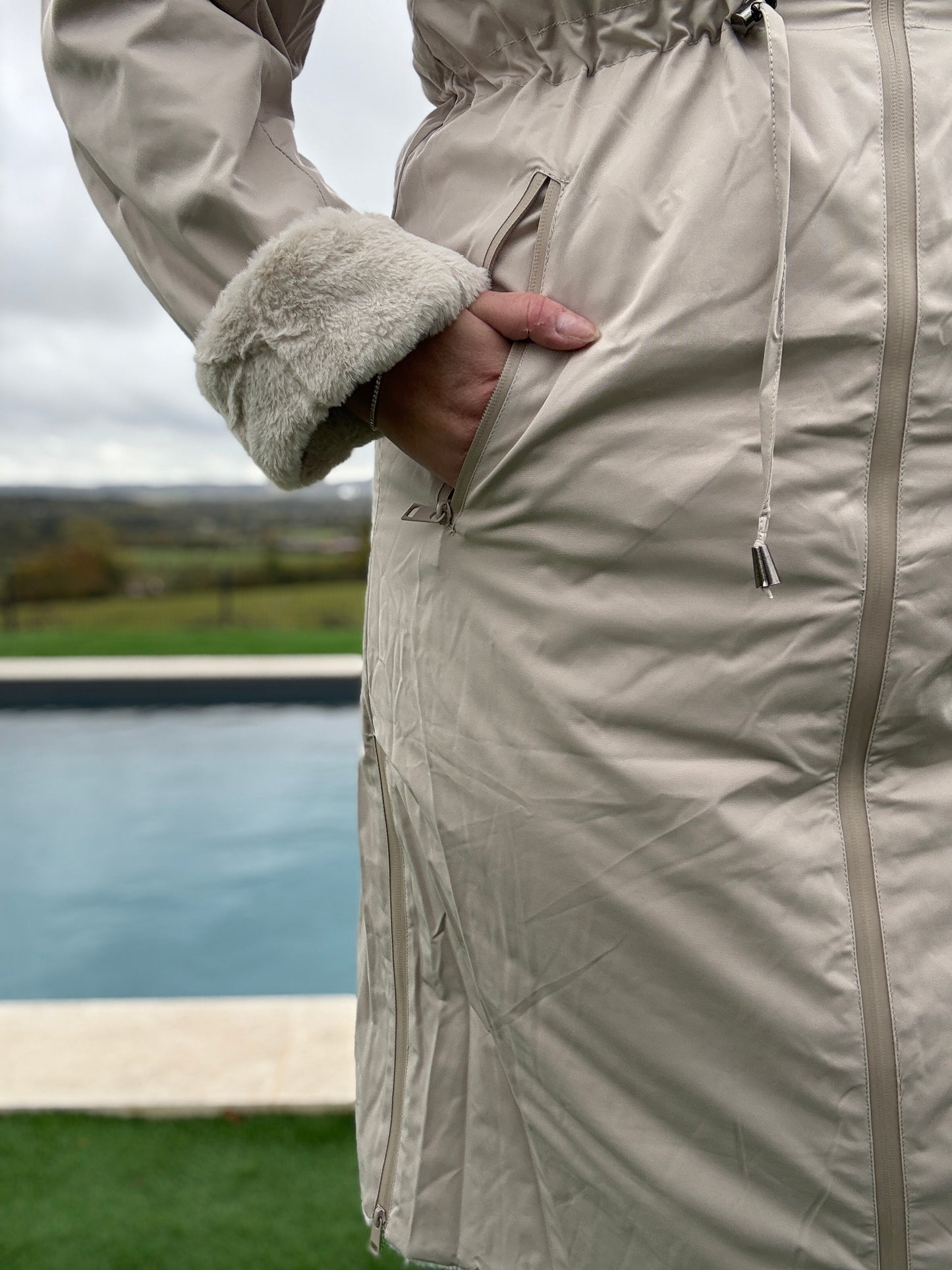 Melya Melody - Manteau long réversible blanc crème fausse fourrure avec capuche et cordons de serrage à la taille