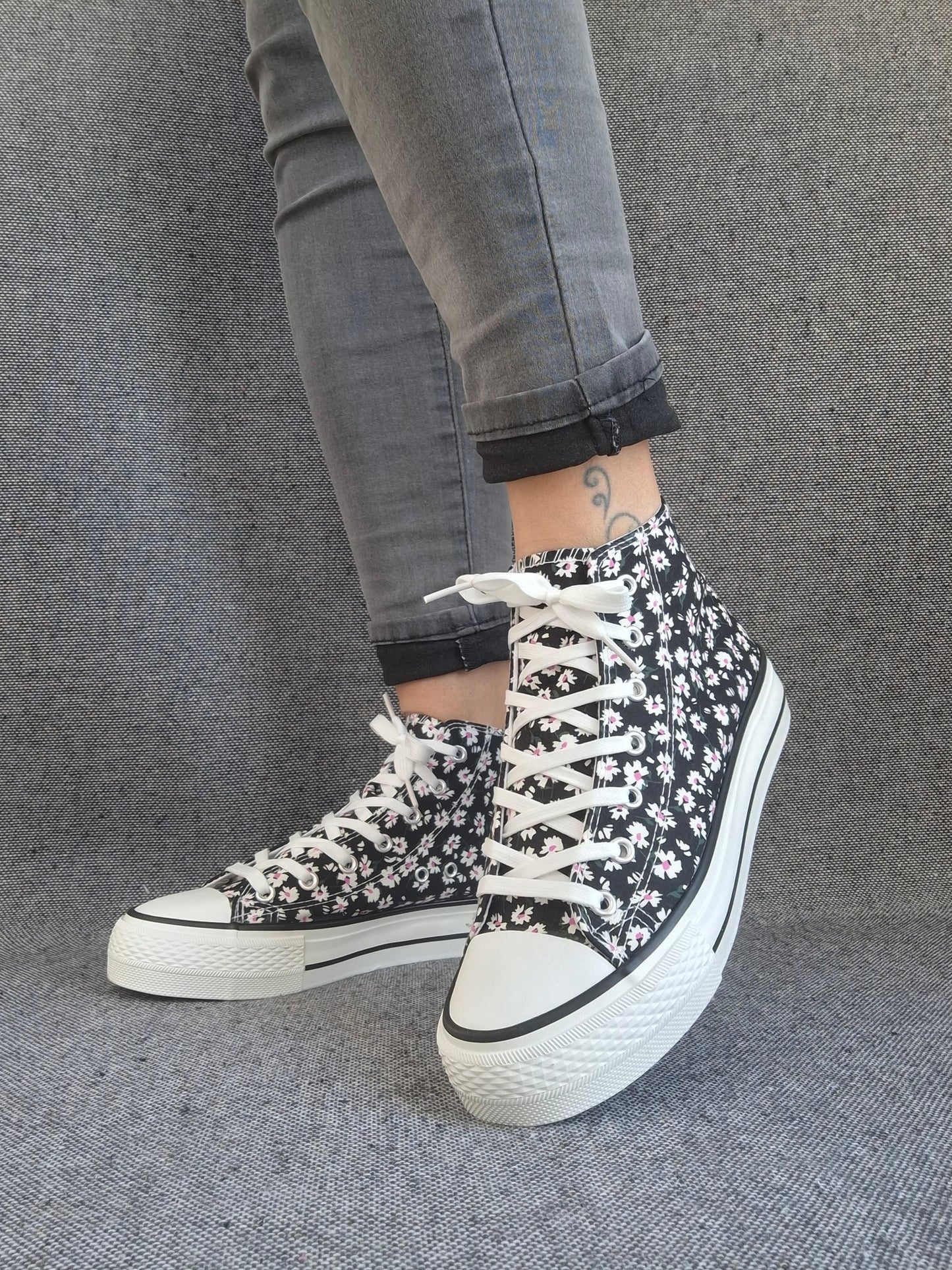 Chaussures baskets hautes motifs liberty fleurs noire en tissu style converse