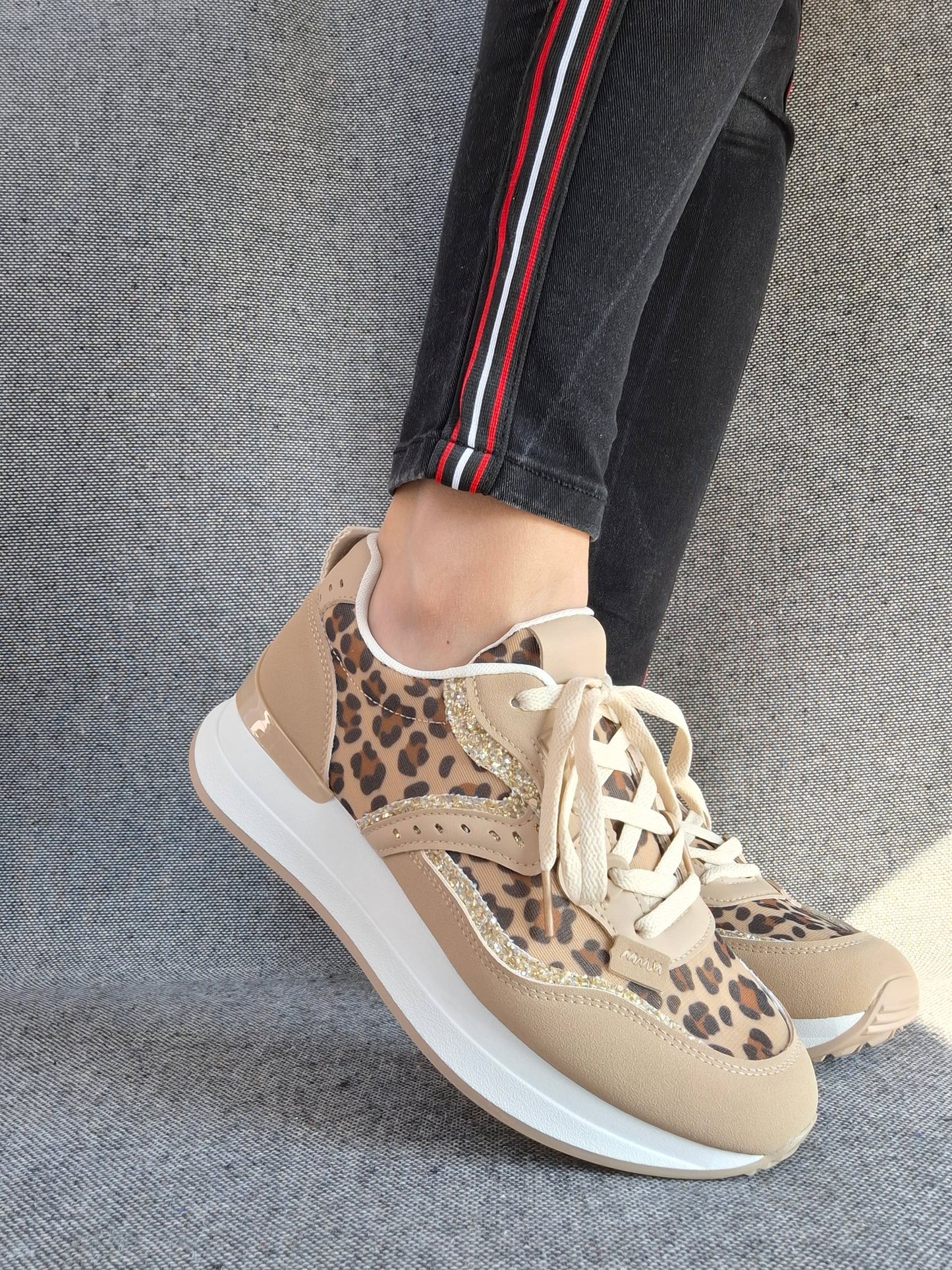 Chaussures baskets en tissu beige léopard avec une bande argentée pailletée style sneakers
