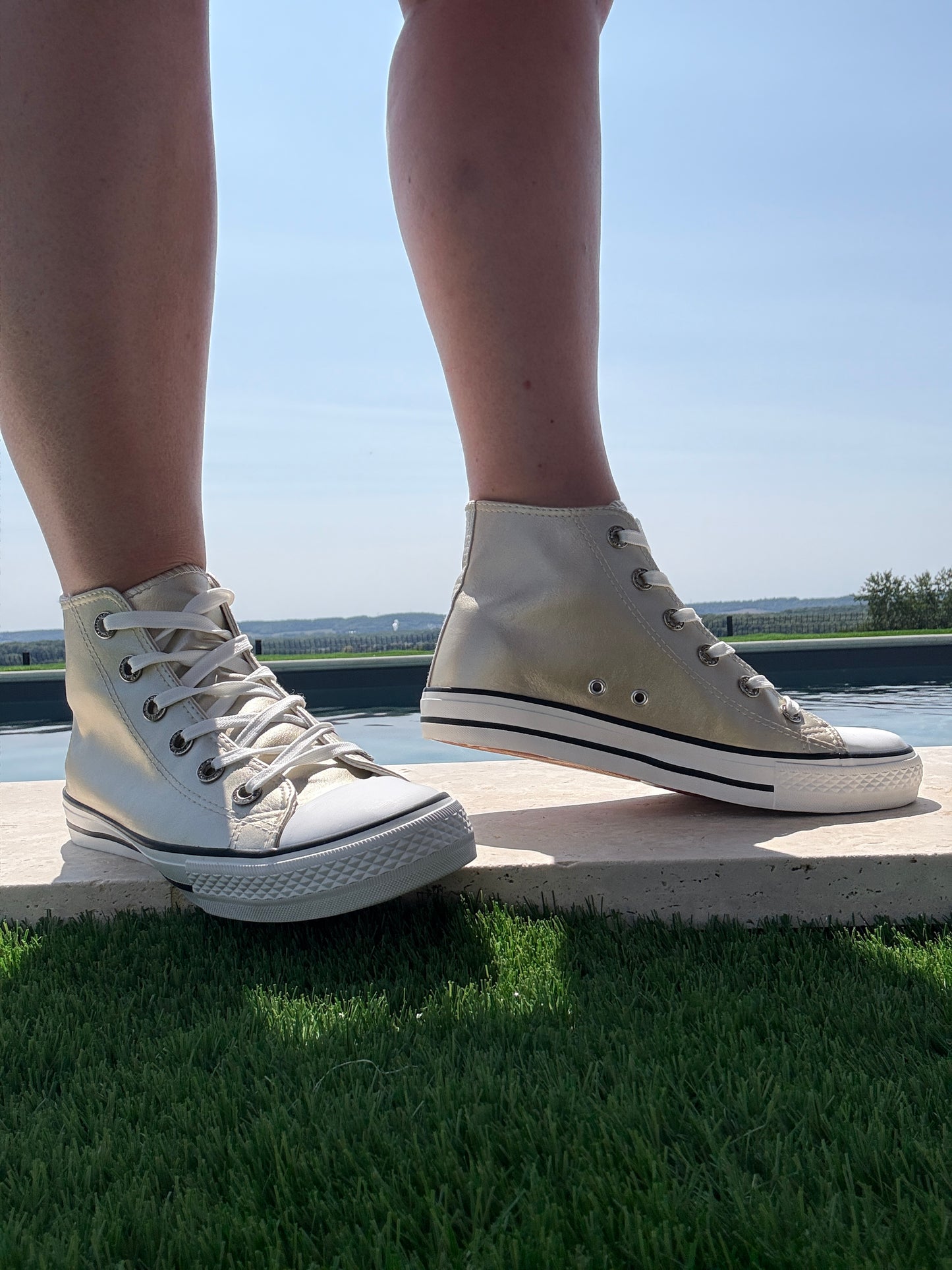 Chaussures baskets hautes dorées et blanc type converse
