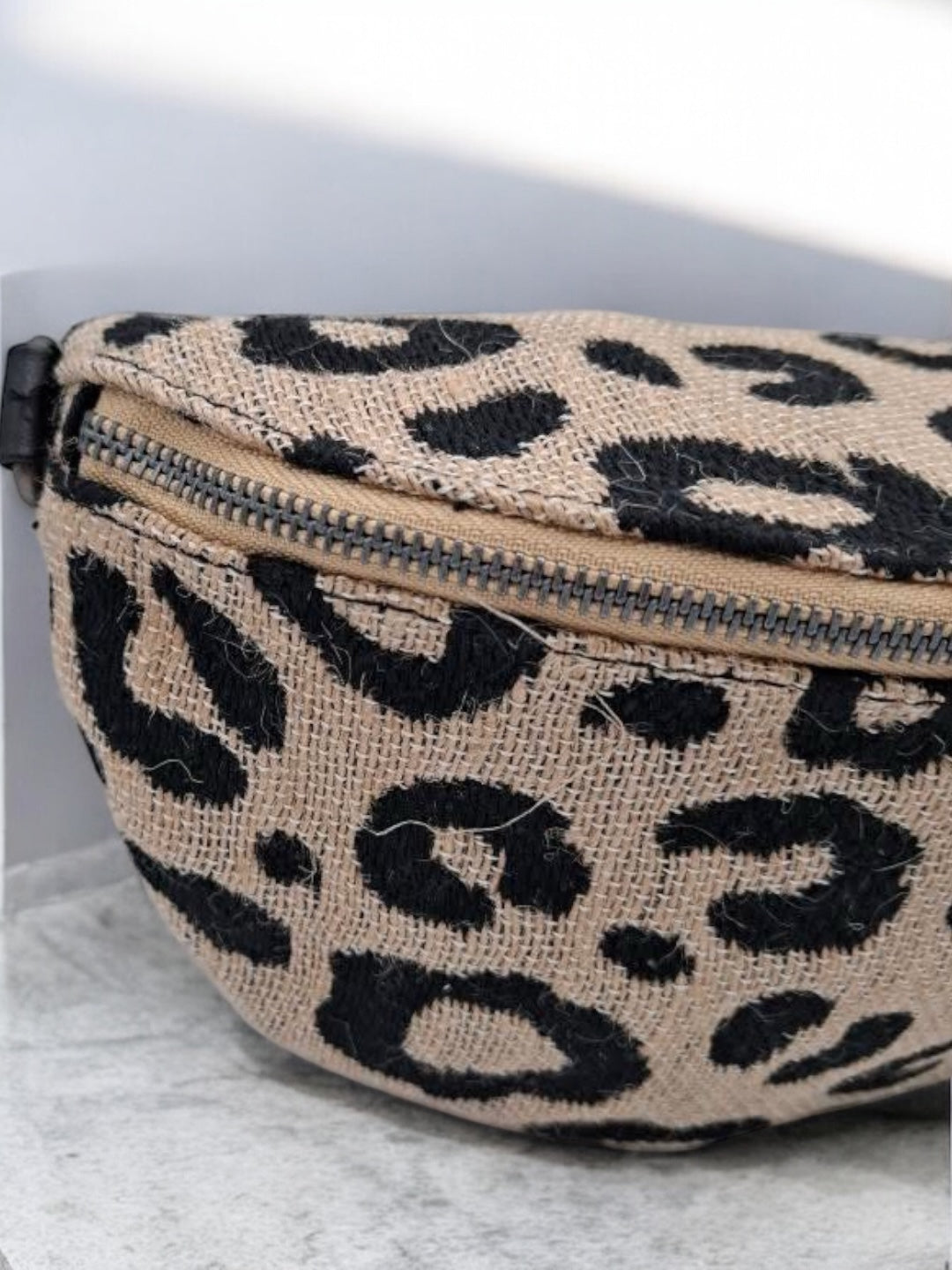 Sac banane une poche en toile de jute léopard noir