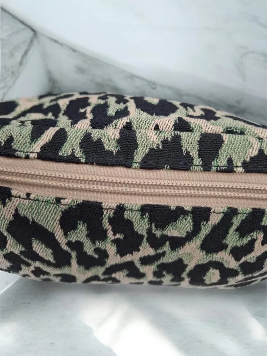 Sac banane en tissu à motif léopard vert 2 poches Le Petit Placard