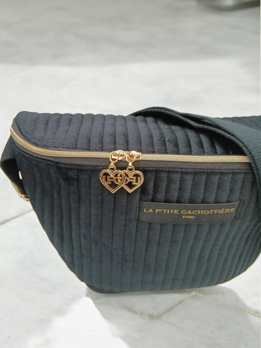 Sac banane en velours côtelé noir “La P’tite cachottière”