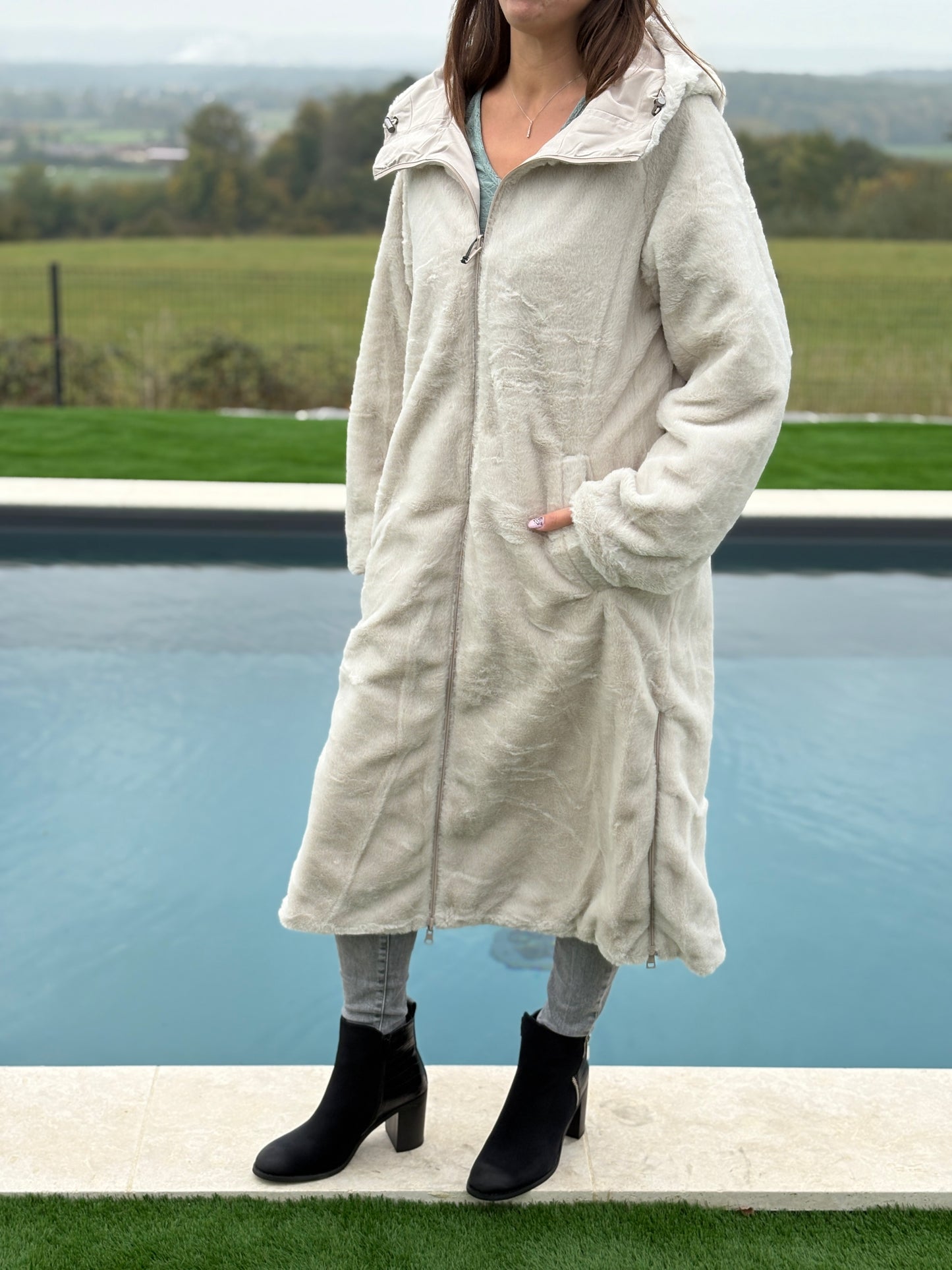 Melya Melody - Manteau long réversible blanc crème fausse fourrure avec capuche et cordons de serrage à la taille