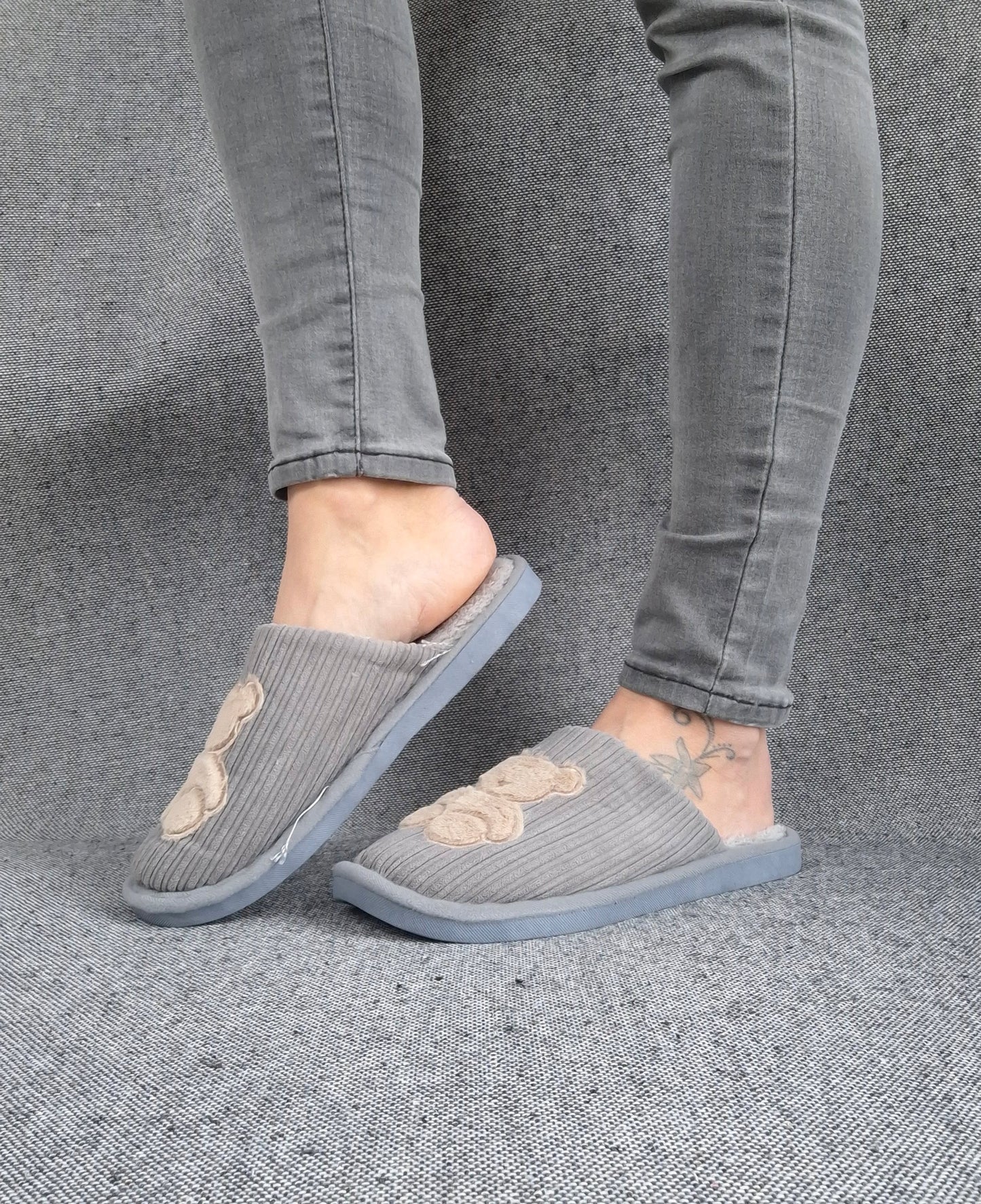 Chaussons fourrés gris en tissu avec motif ours beige