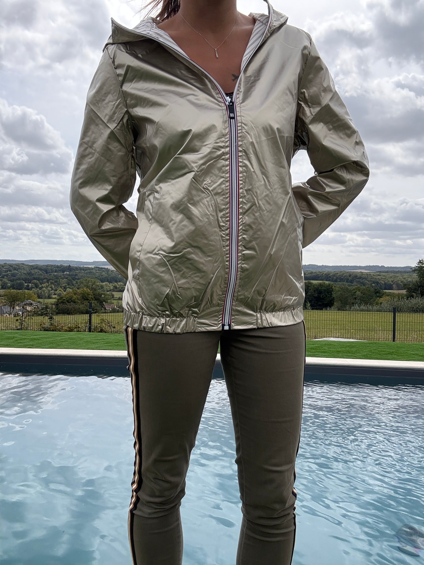 New Lolo - Manteau court mi fesses léger imperméable réversible doré capuche intérieur marin beige blanc