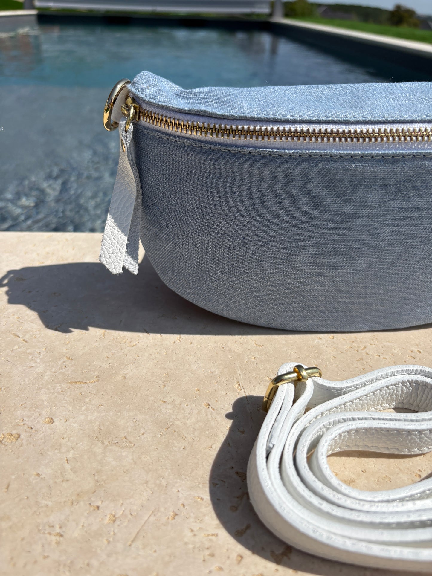 Sac banane tissu jean bandouliere blanche en cuir