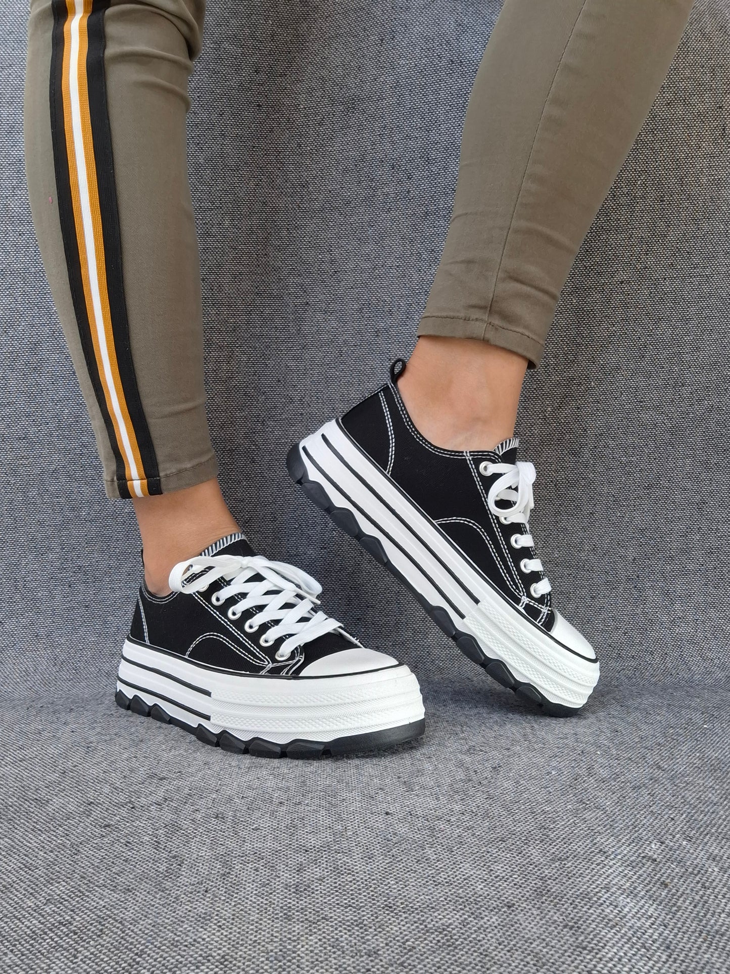 Chaussures baskets noires et blanches semelles plate-forme tout terrain style converse
