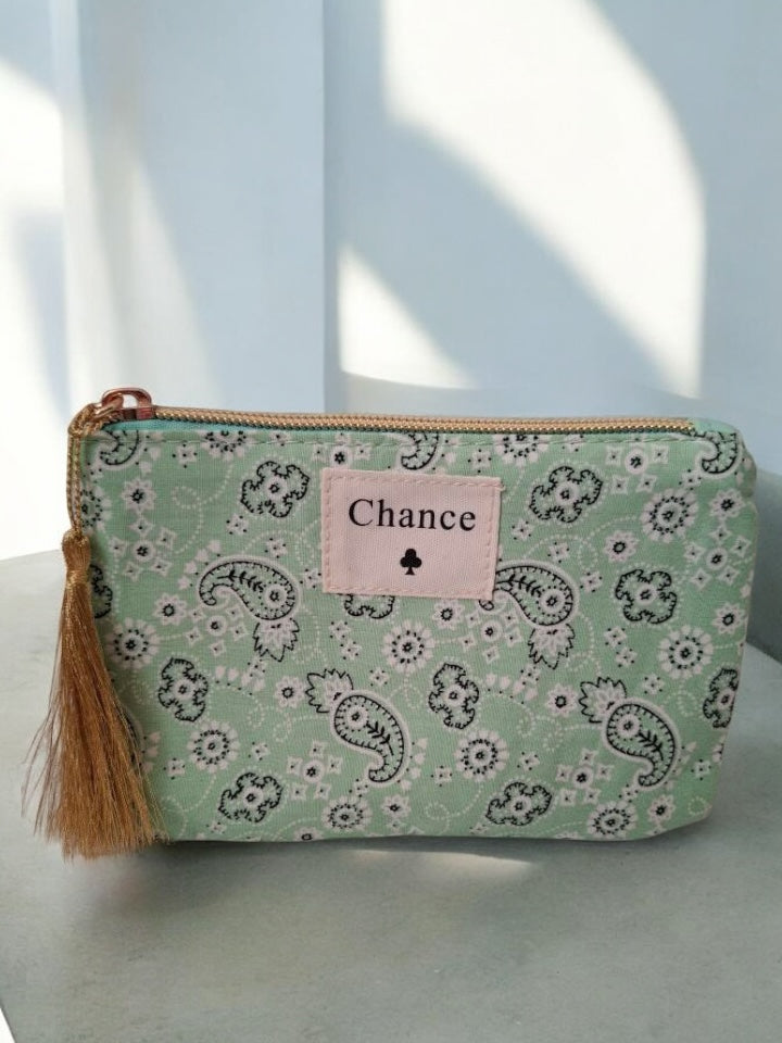 Pochette en tissu vert motifs bandana “Chance”