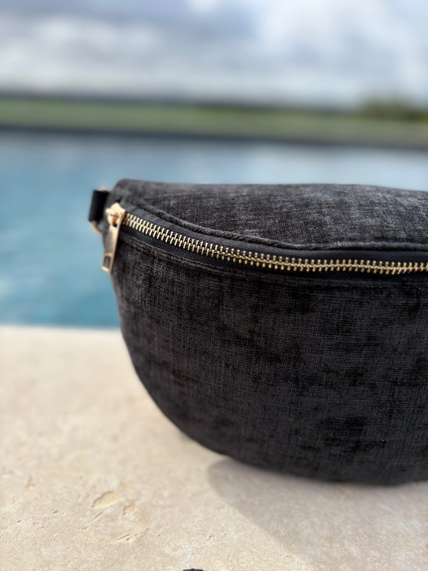 Sac banane en tissu velours doux texturé noir