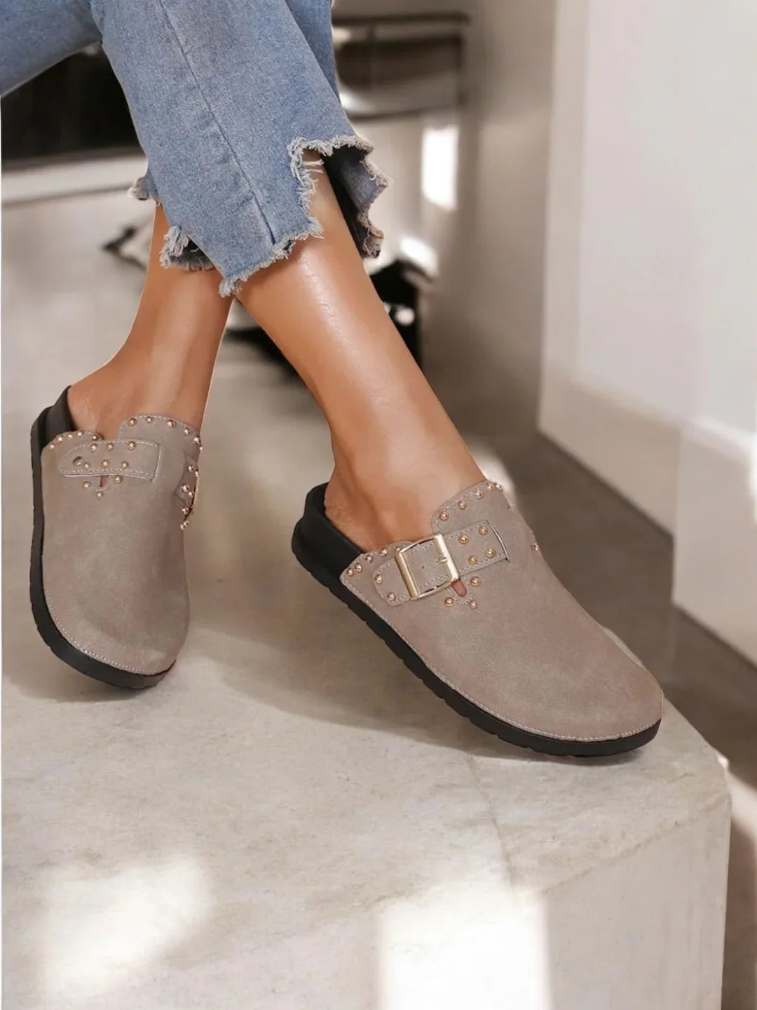 Chaussures sandales fermées type birk taupe à semelle intérieur noire
