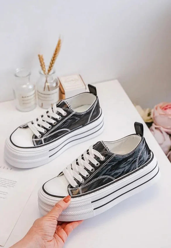 Chaussures baskets basses semelle compensée tissu rigide motif zébrés noir et blanc style converse plateforme