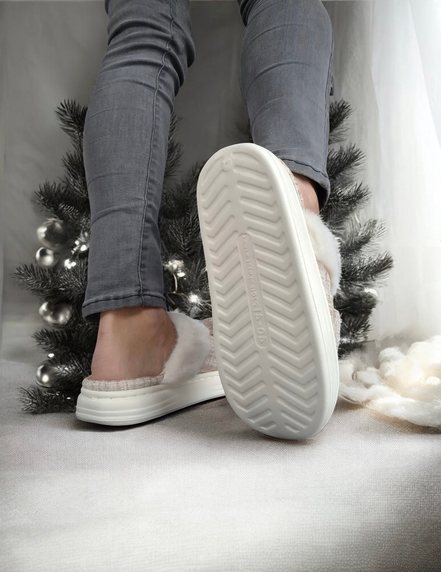 Chaussons fourrés beige et blanc en tissu à carreaux avec noeud