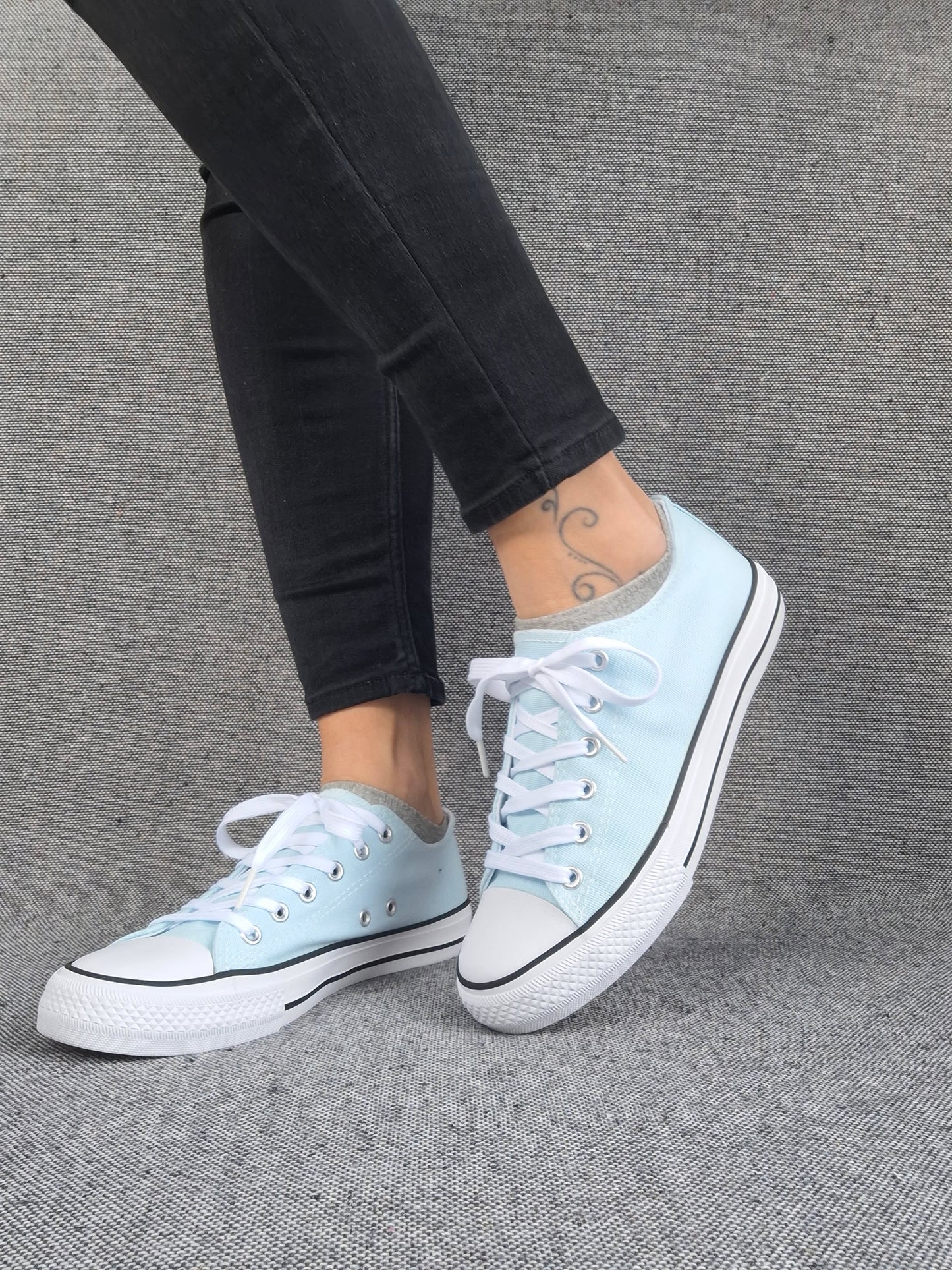 Chaussures baskets basses bleu ciel et blanc type converse