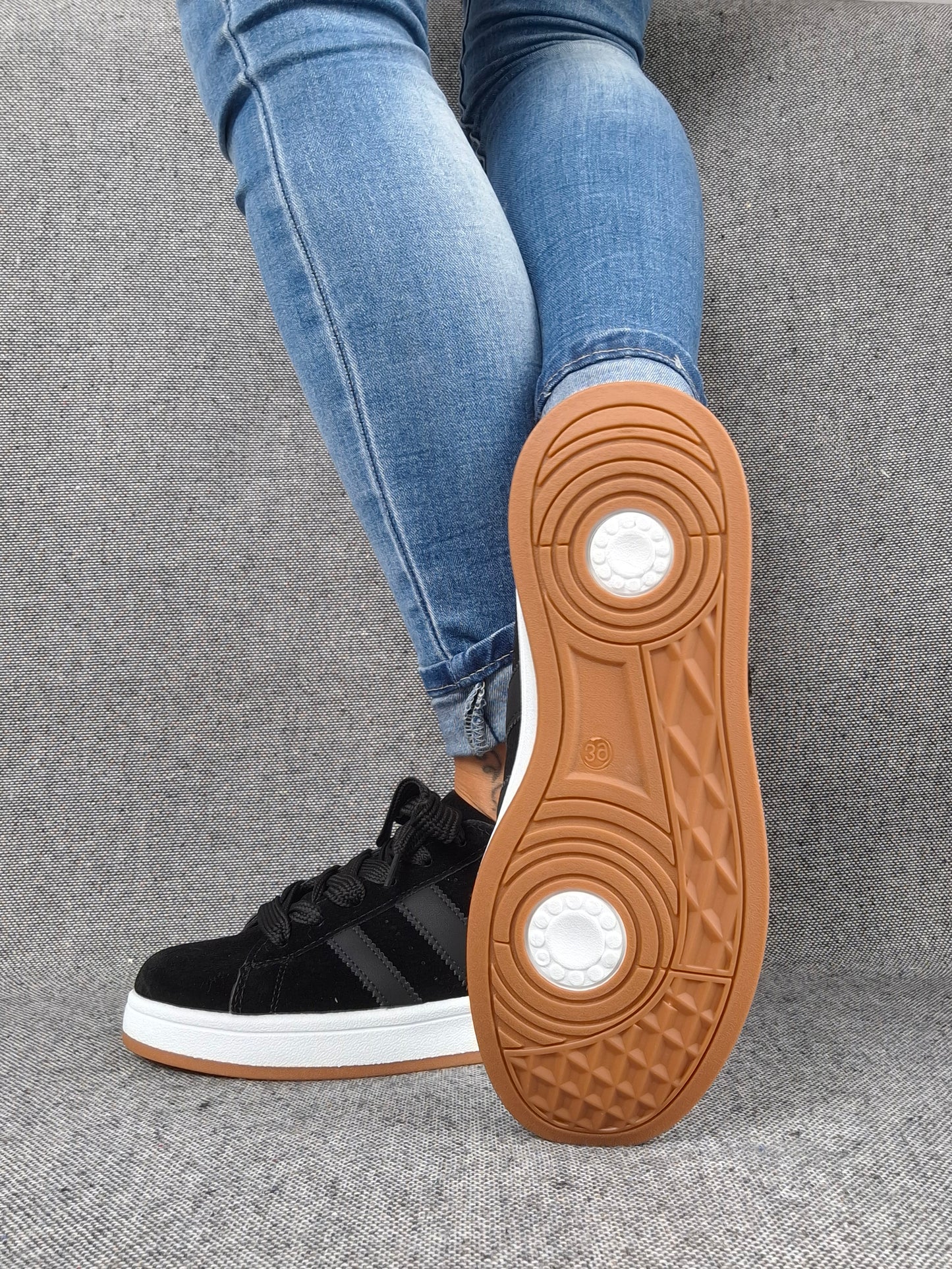 Chaussures baskets basses noires rayures noires motif léopard style campus