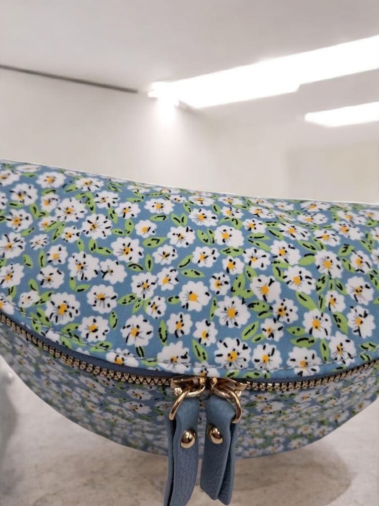 Sac banane en tissu coton liberty bleu motif fleuri blanc