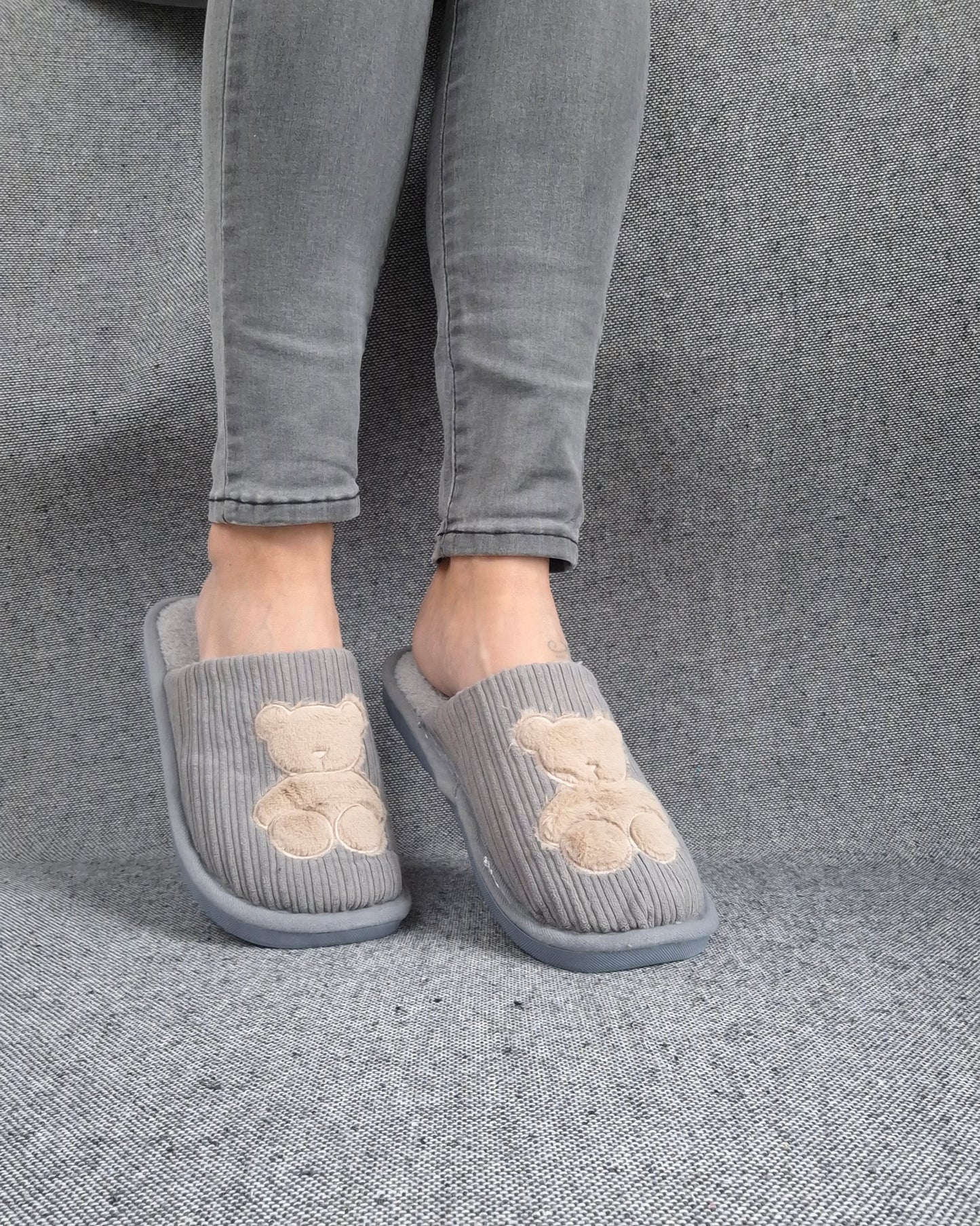 Chaussons fourrés gris en tissu avec motif ours beige