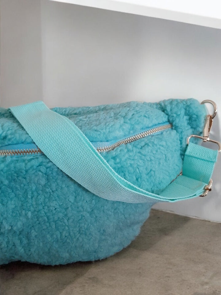 Sac banane XXL bleu ciel peluche teddy moumoute 1 poche