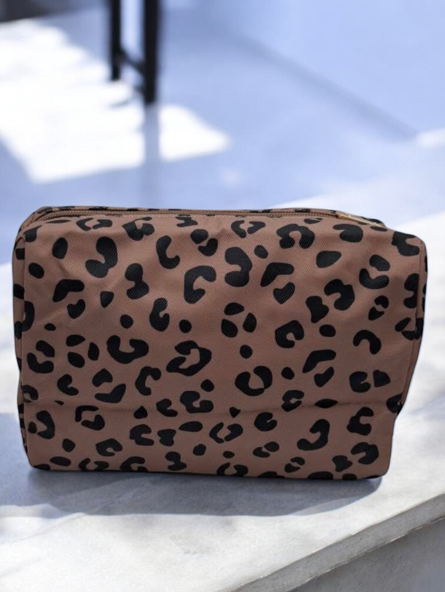 Pochette trousse en tissu imperméable marron motif léopard