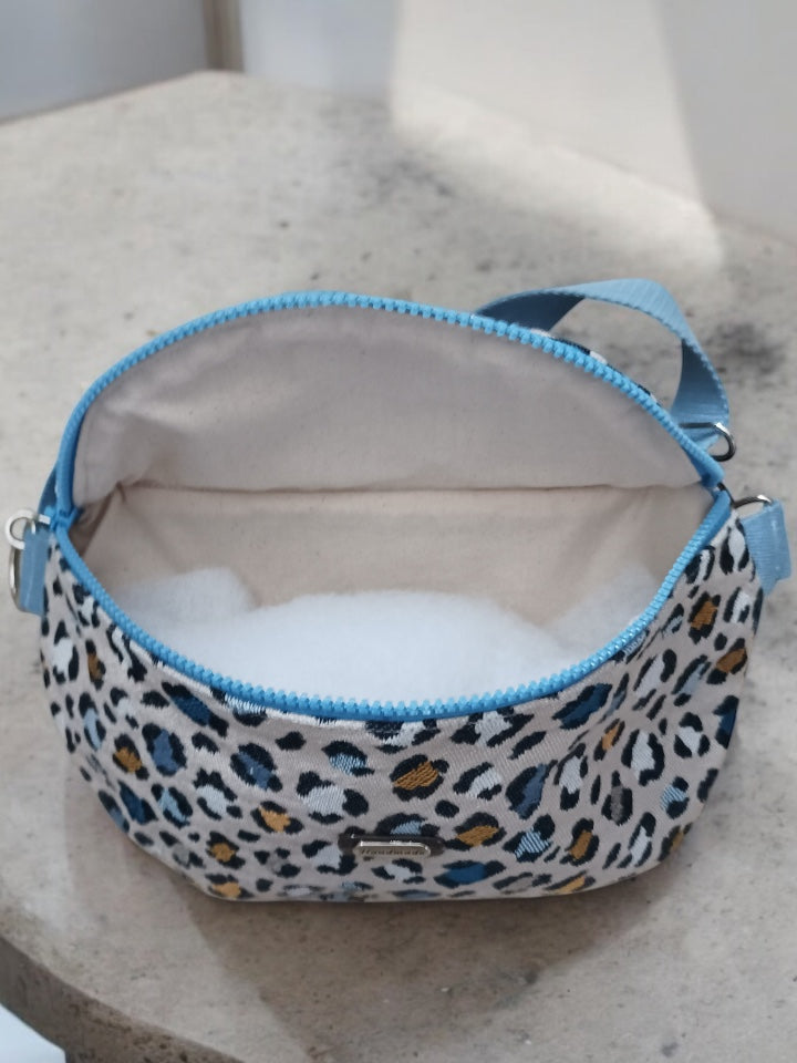 Sac banane en tissu motifs léopard bleu fond écru fait main