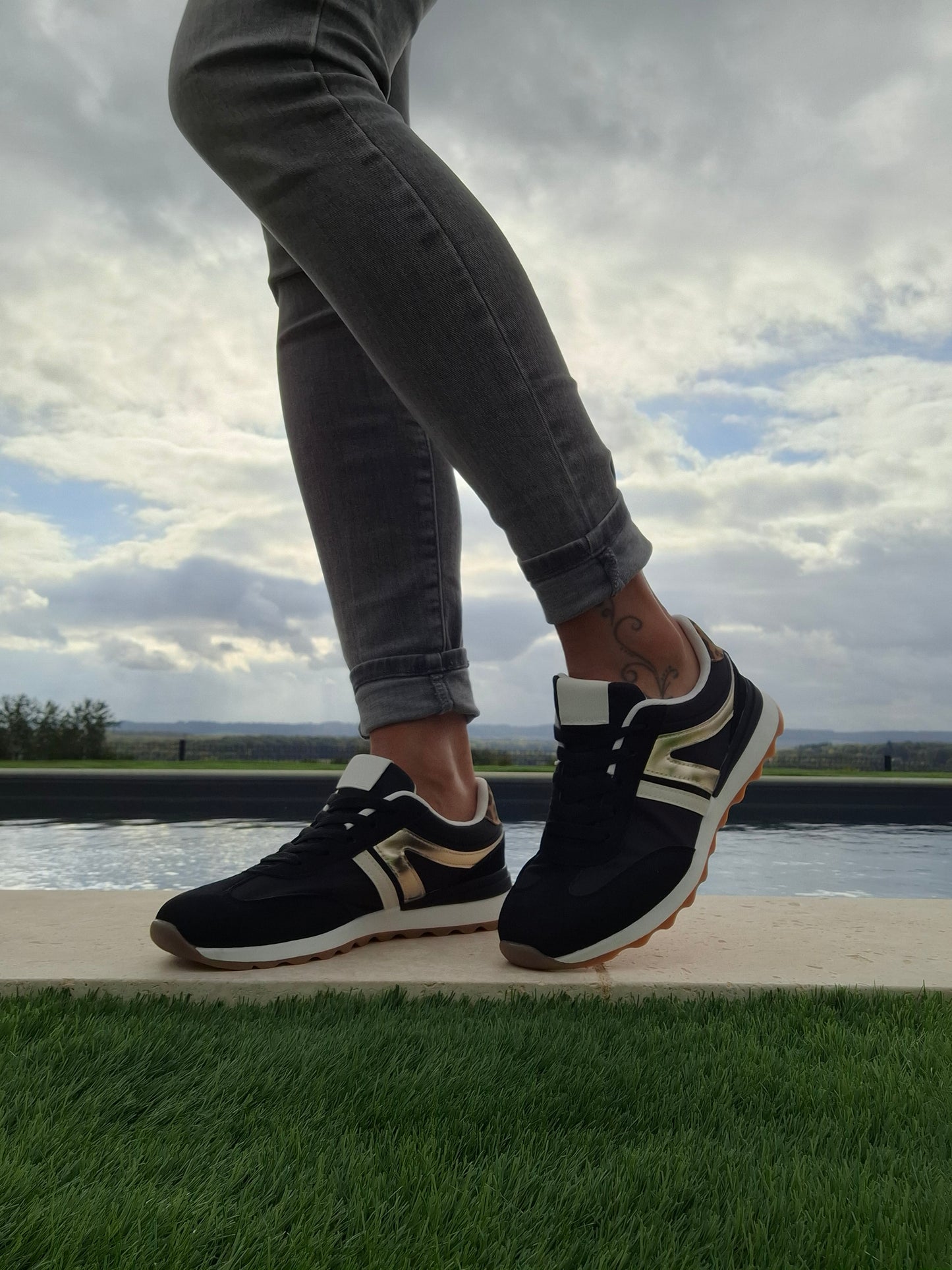 Chaussures baskets basses noir doré style sneakers new balance