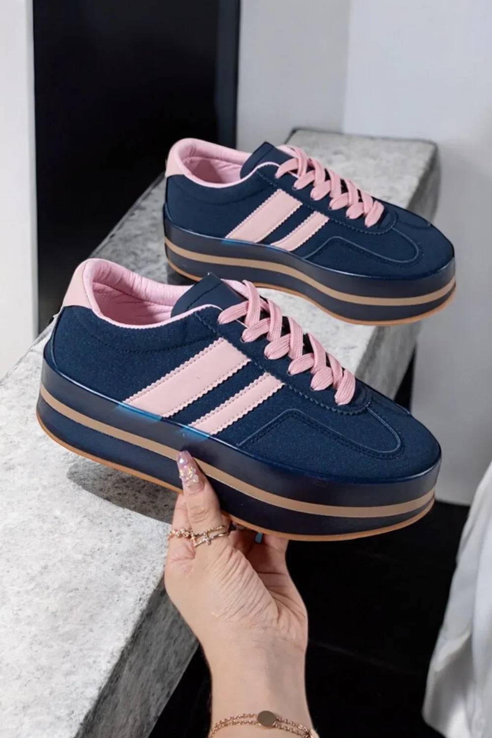 Chaussures baskets basses compensées bleu marine avec bandes roses style sneakers campus