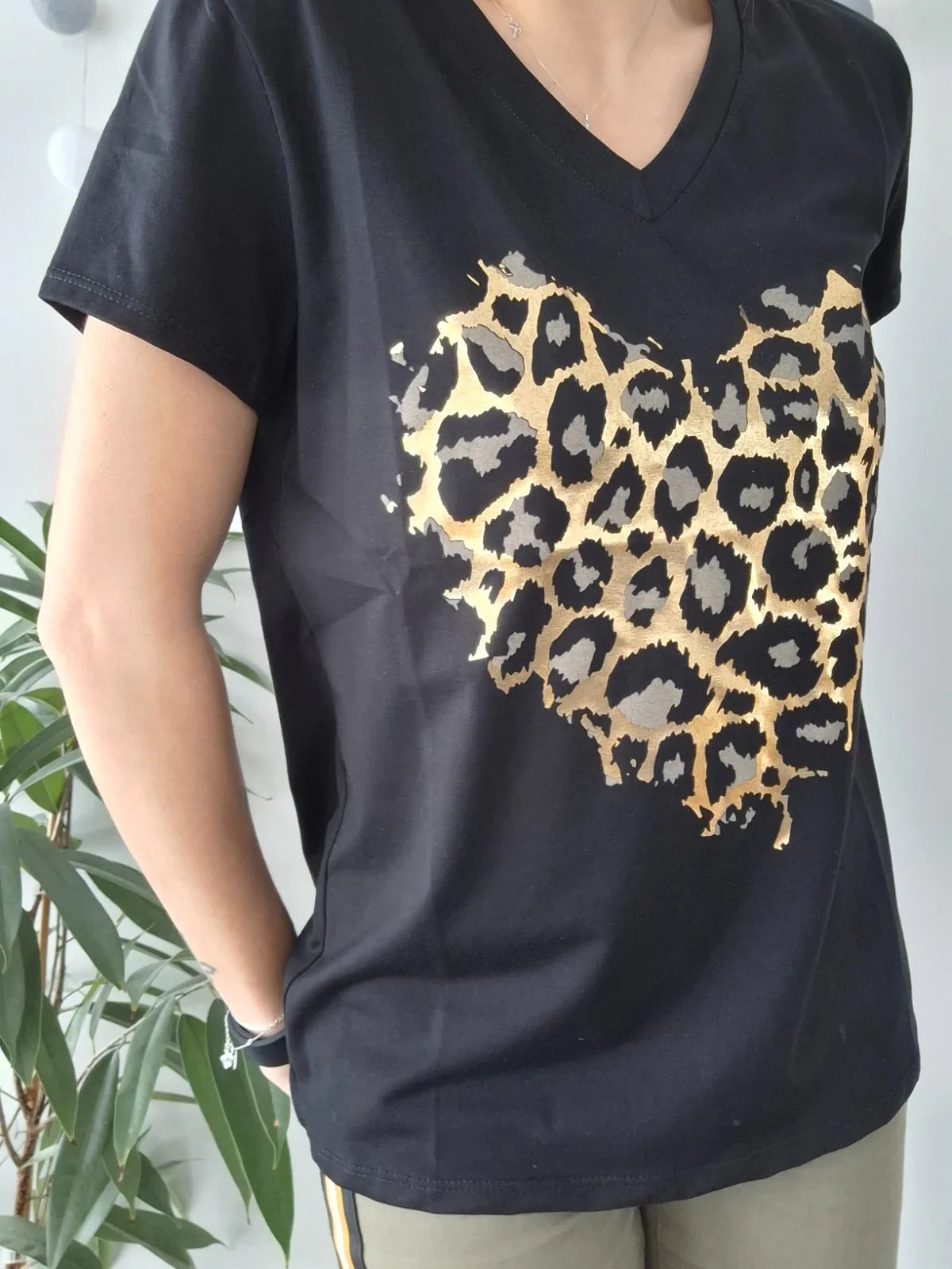 T-shirt noir en coton à motif coeur léopard