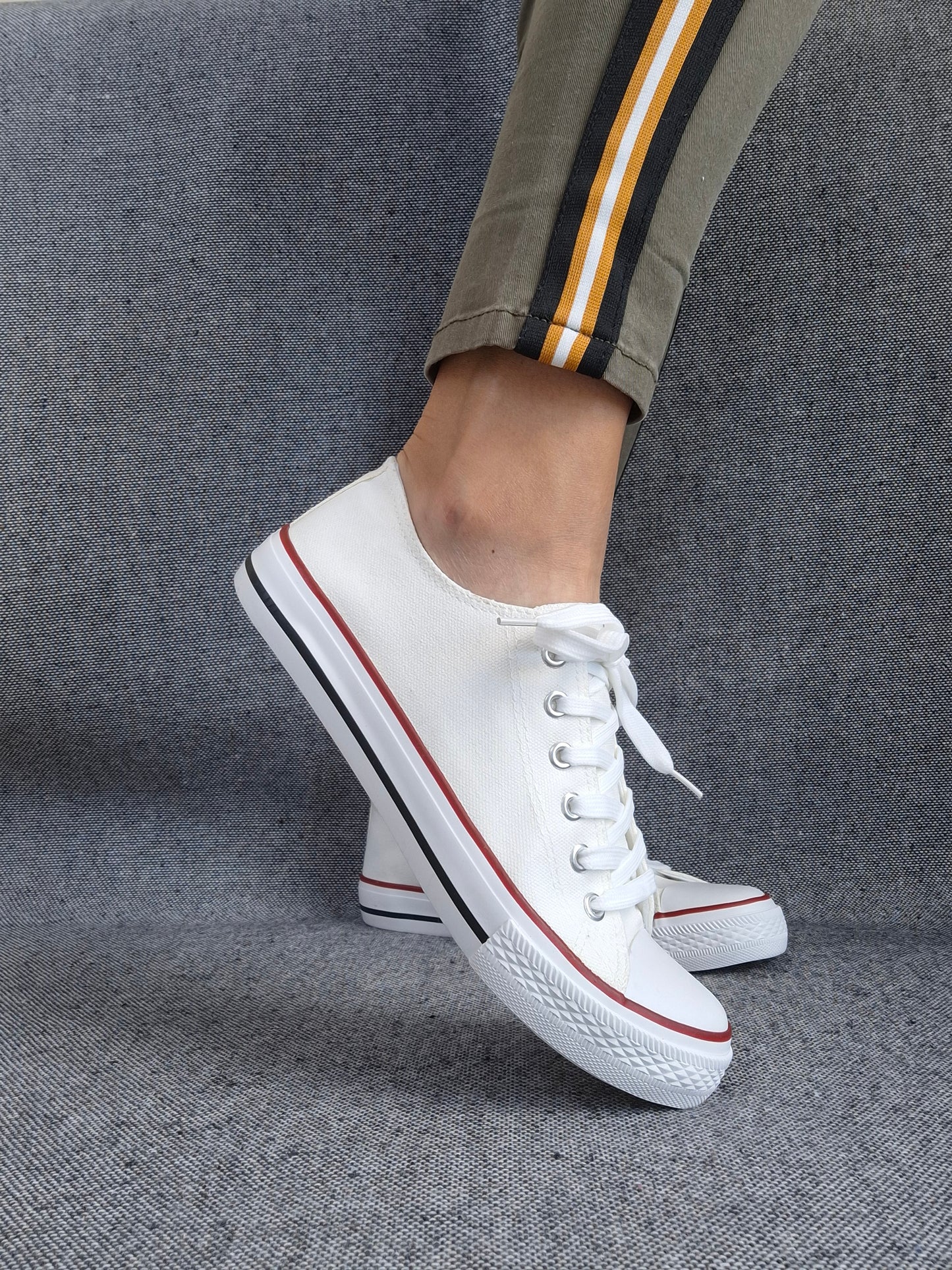 Chaussures baskets basses toile blanche style converse