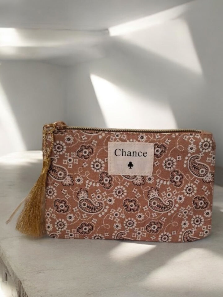 Pochette en tissu ocre rouge motifs bandana “Chance”