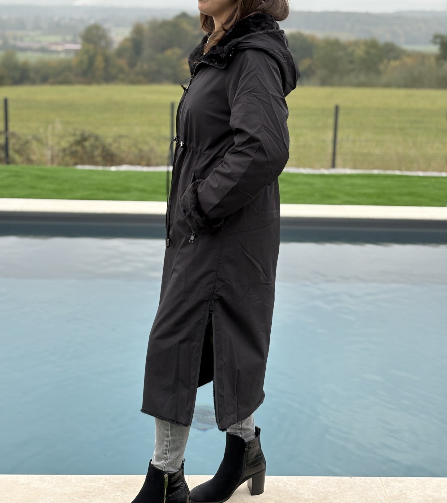 Manteau long réversible noir fausse fourrure avec capuche et cordons de serrage à la taille