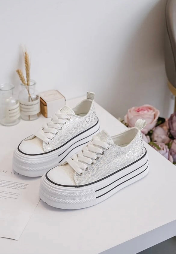 Chaussures baskets basses semelle compensée tissu motif léopard argenté style converse