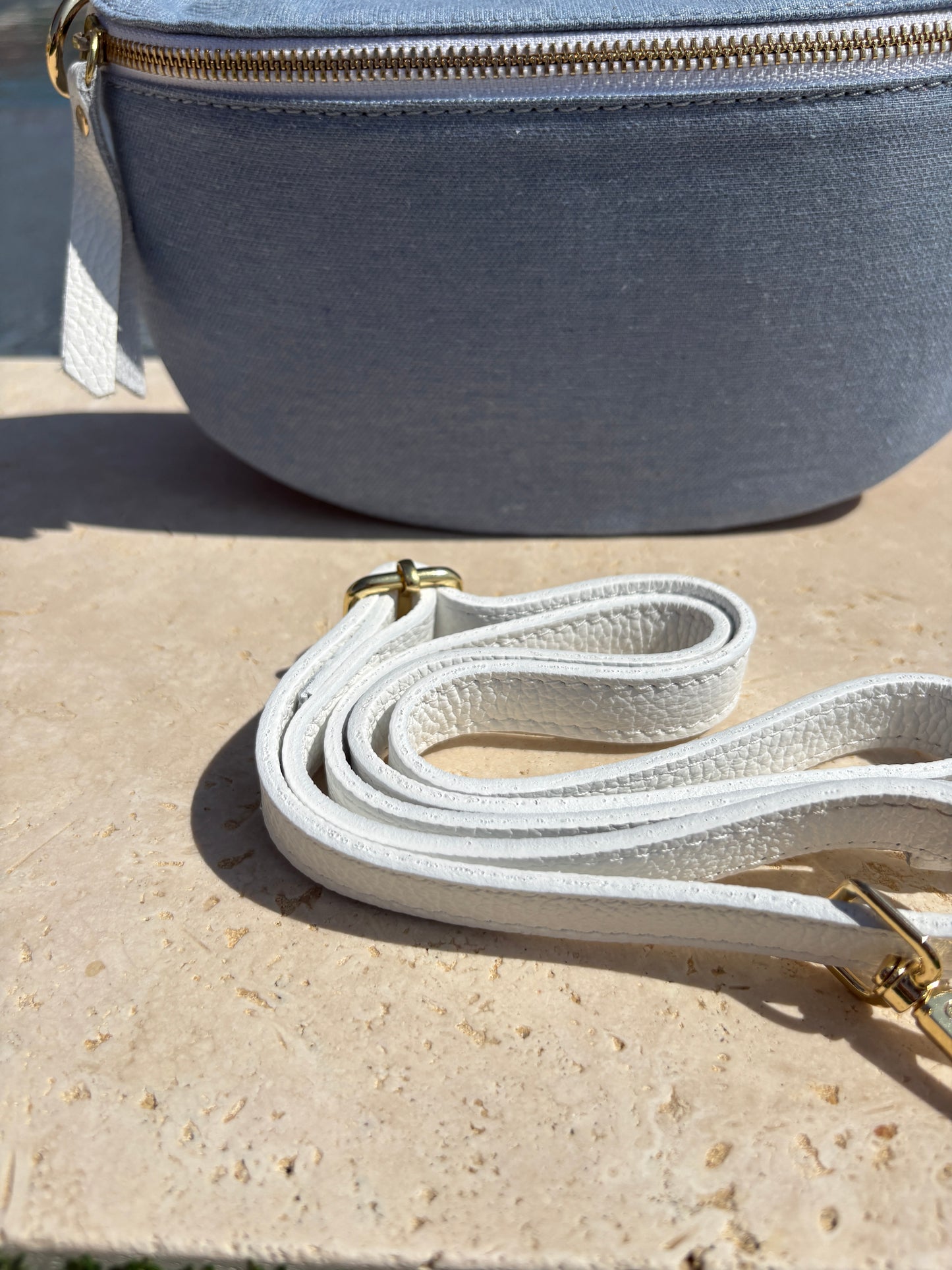 Sac banane tissu jean bandouliere blanche en cuir