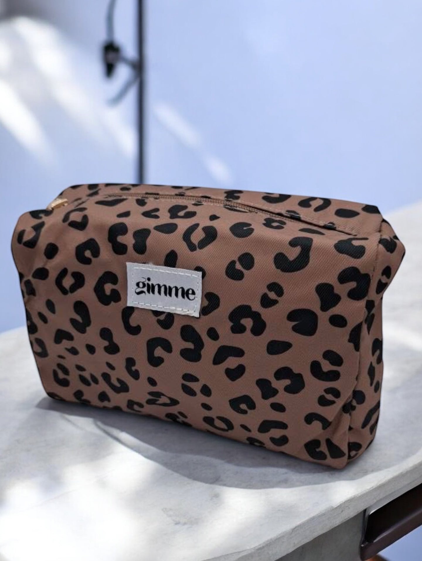 Pochette trousse en tissu imperméable marron motif léopard